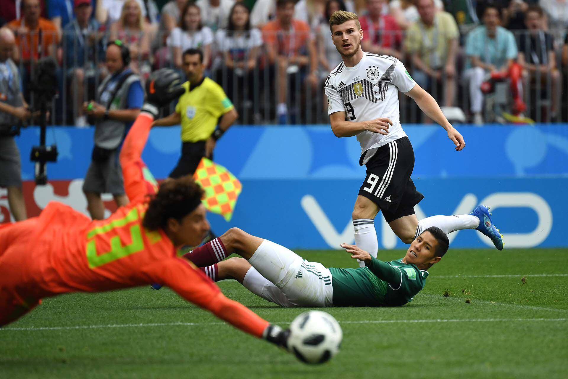 El portero mexicano es recordado por sus espectaculares actuaciones frente a Brasil en 2014 y ante Alemania en 2018 (FOTO: AFP)