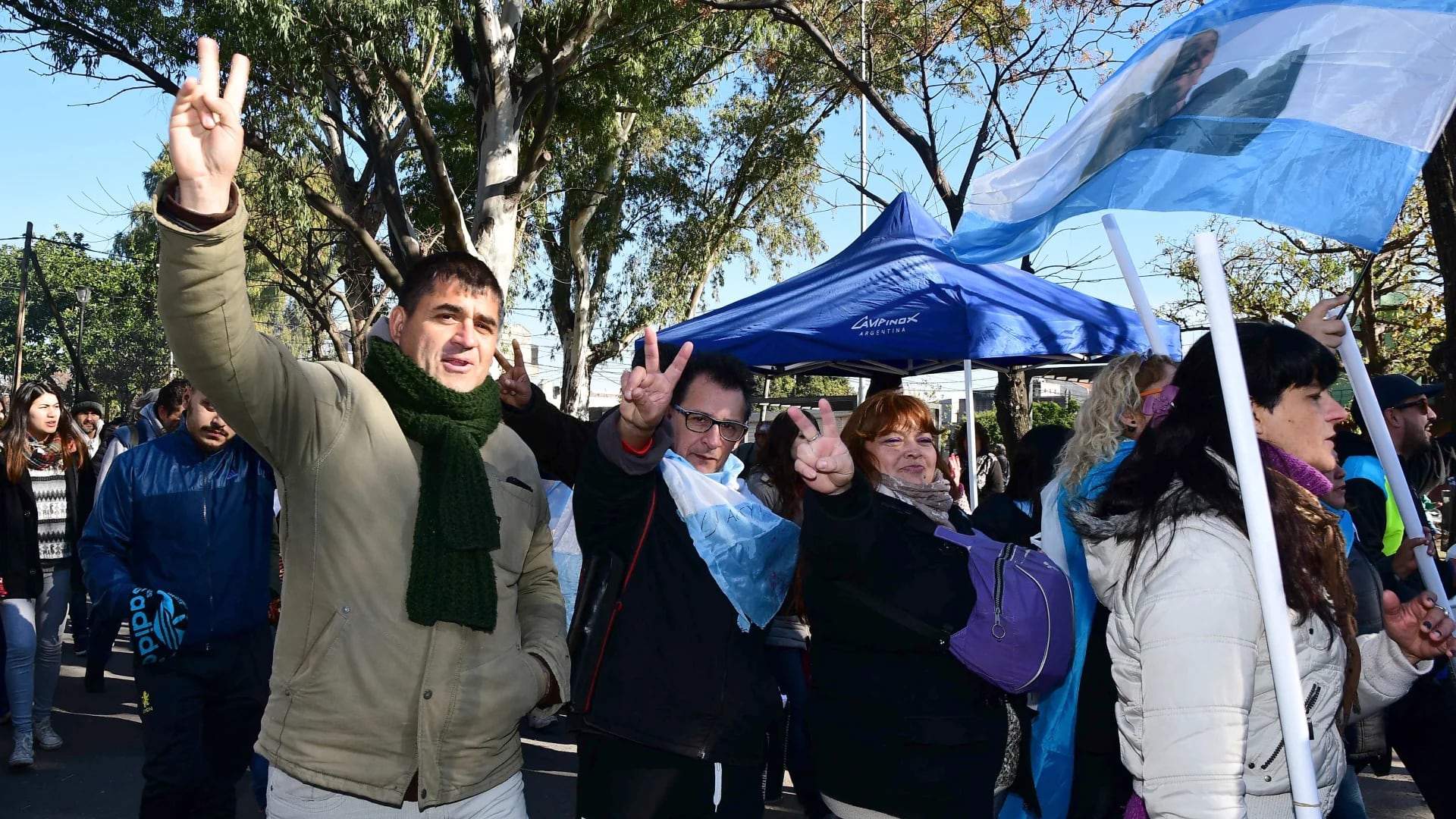 La gente llegó con banderas argentinas, tal como pidió la ex Presidente
