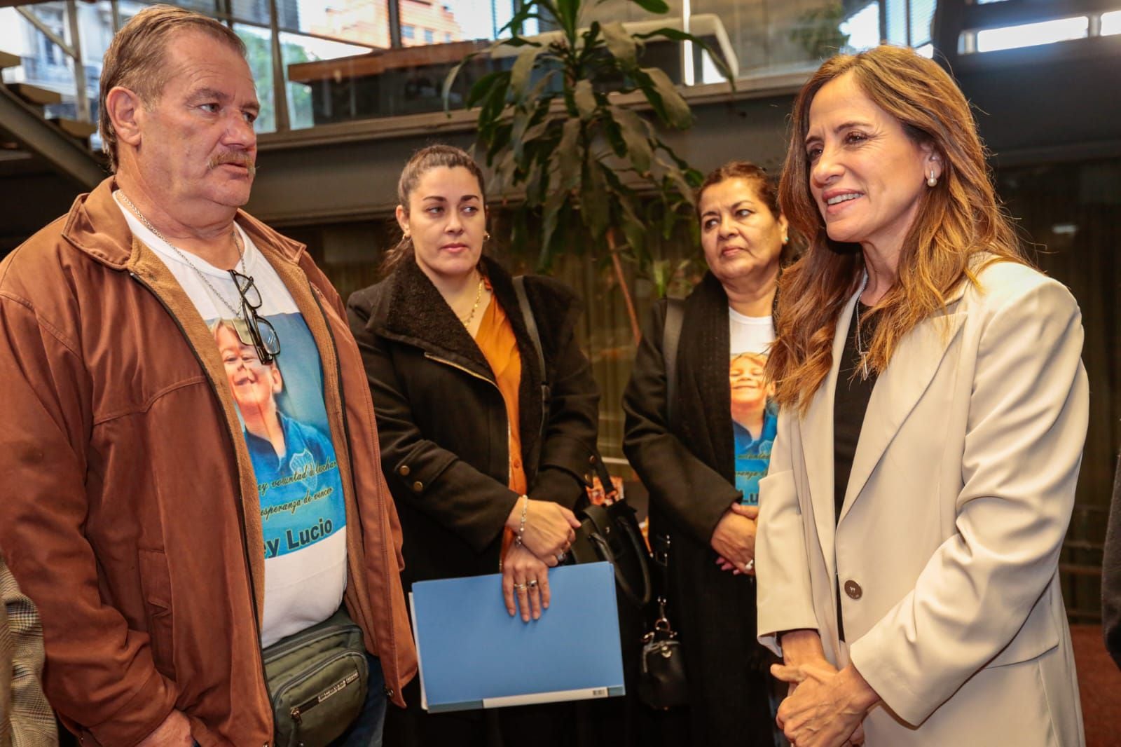 Victoria Tolosa Paz junto al abuelo de Lucio Dupuy