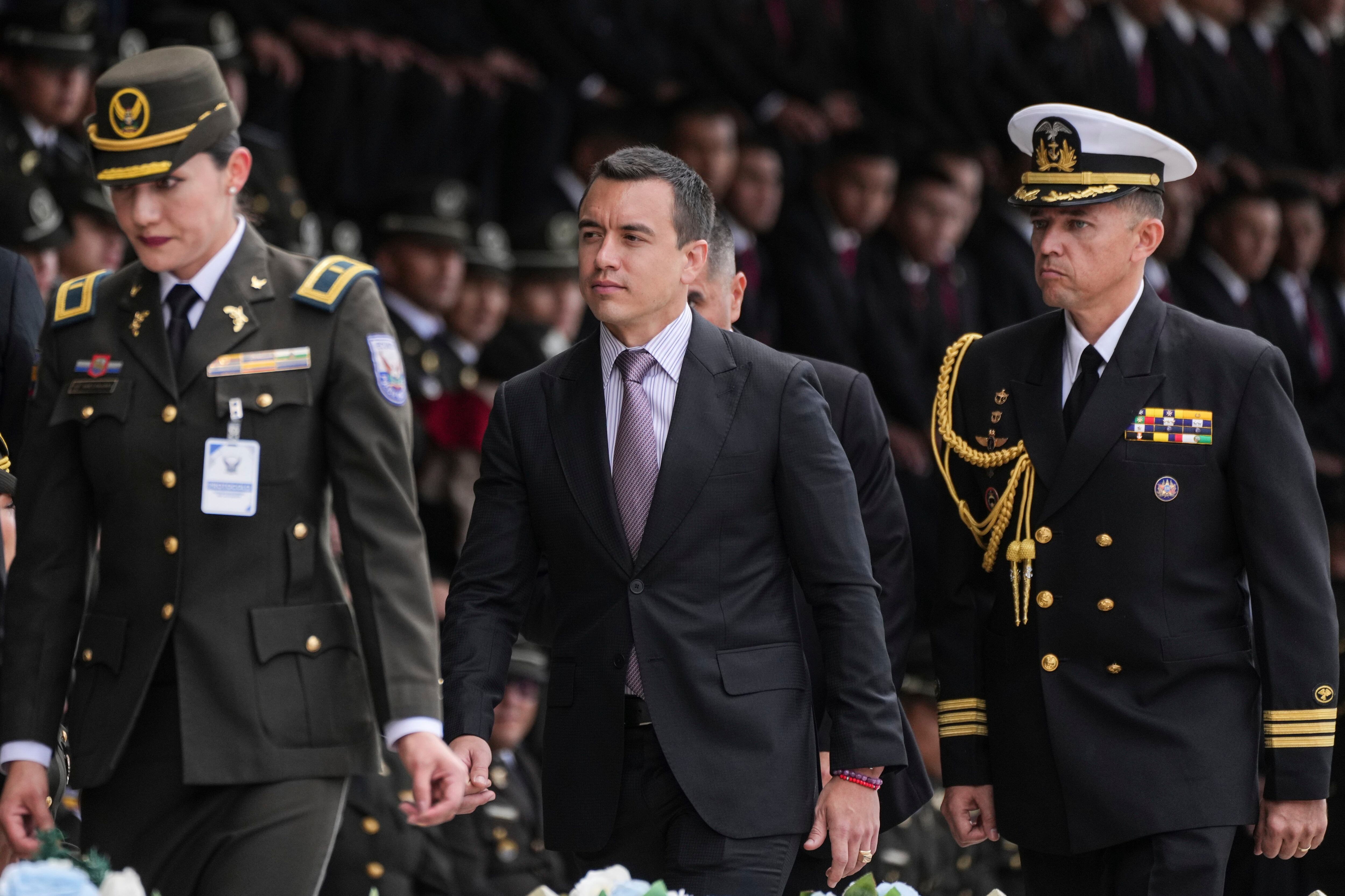 El presidente de Ecuador, Daniel Noboa, en el centro, en una ceremonia de entrega de equipamiento a la policía (AP Foto/Dolores Ochoa)