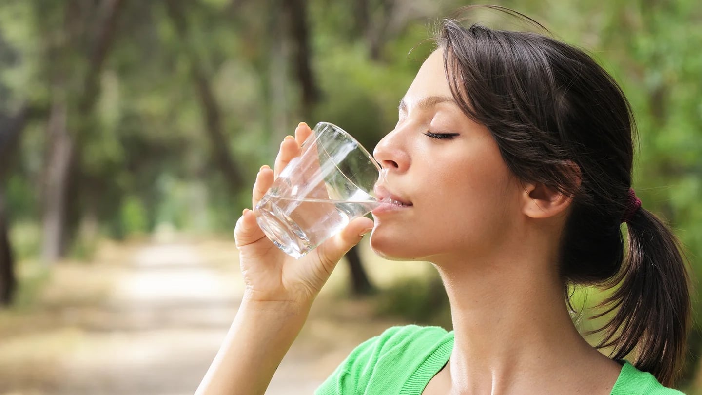 Qué le pasa al cuerpo si se toma agua con gas todos los días?