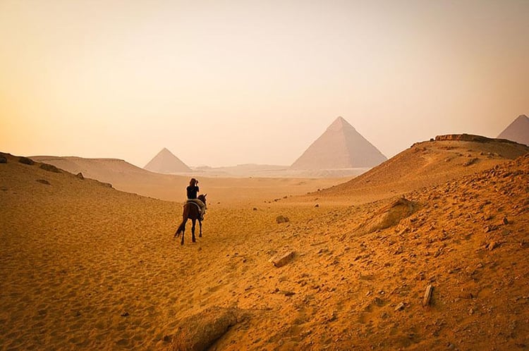 Las imponentes pirámides de Giza y su valor histórico.