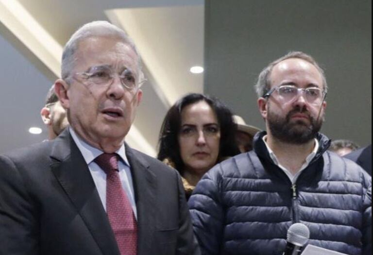 El congresista, a la izquierda de Álvaro Uribe, afrontaba una investigación por presuntamente hacer parte de un caso de corrupción -crédito @CesarAndradeO/X