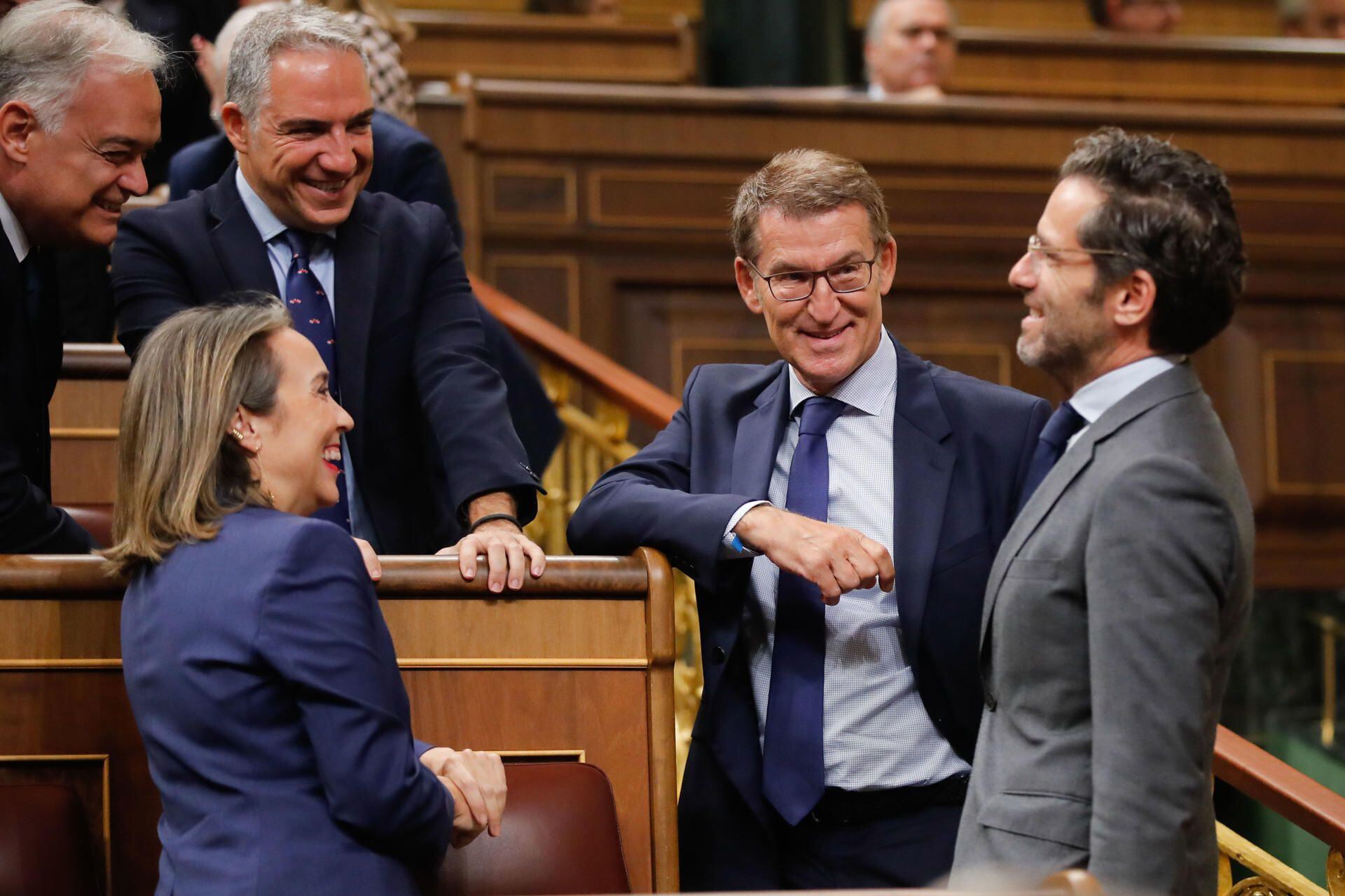 El líder del PP, Alberto Núñez Feijoo (2d) conversa con su grupo en el Congreso de los Diputados (EFE/ Juan Carlos Hidalgo)