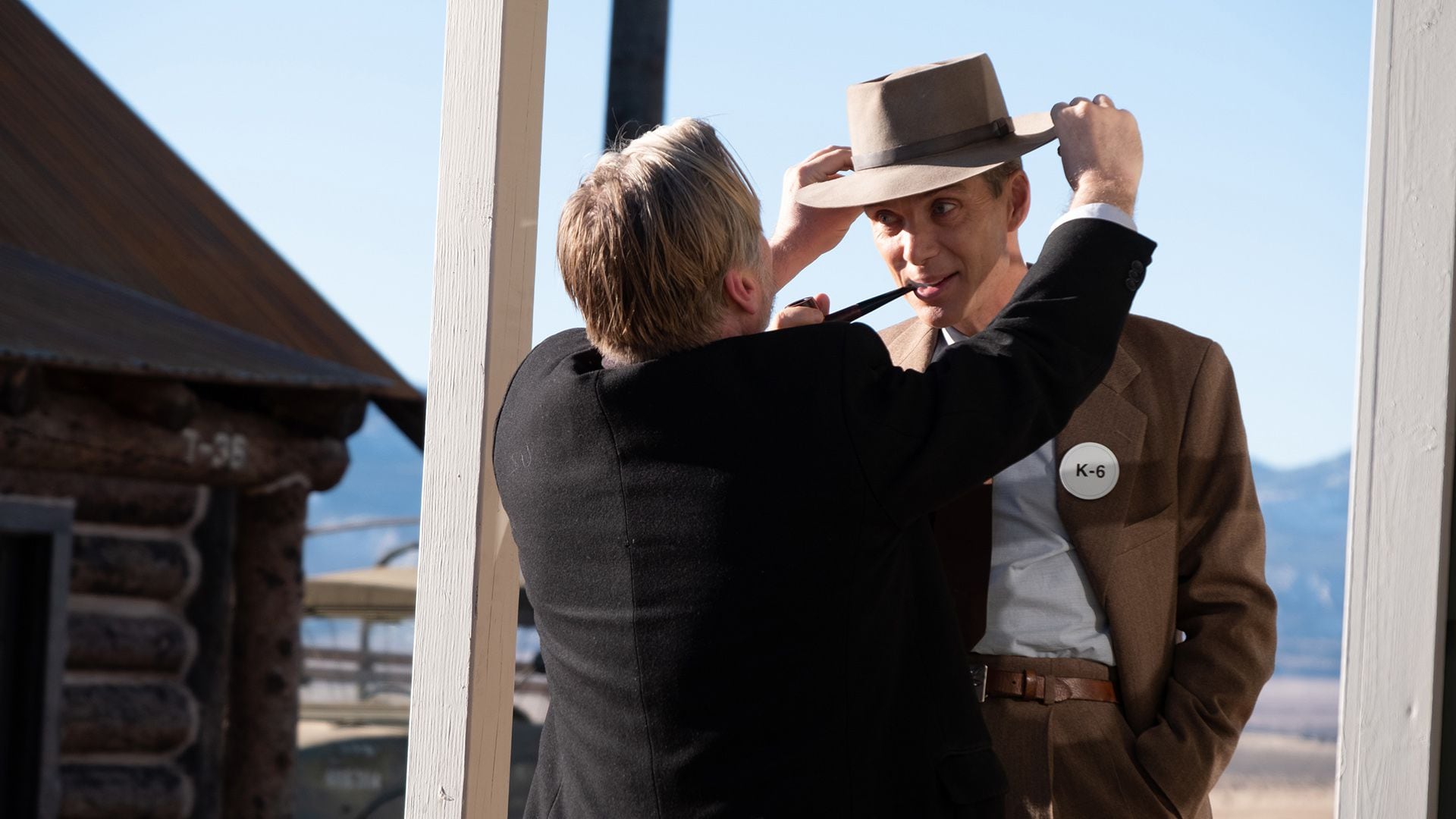 Christopher Nolan ajusta el sombrero de Cillian Murphy para dar con el look preciso del científico Oppenheimer. (Melinda Sue Gordon/Universal Pictures)