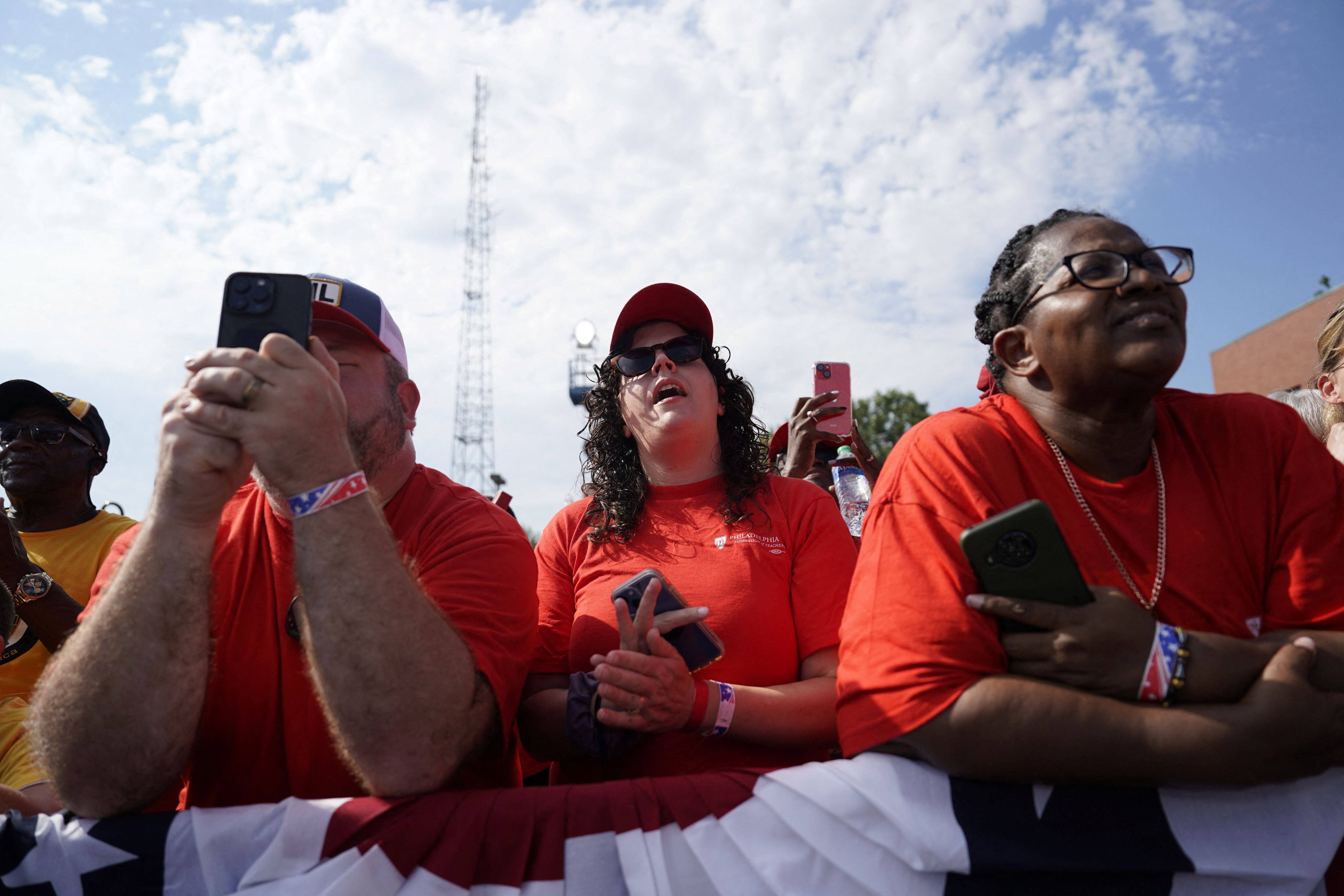 Simpatizantes de Biden escuchan el discurso en Filadelfia (REUTERS/Joshua Roberts)