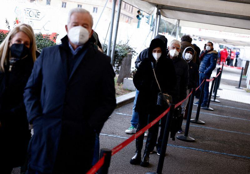 FOTO DE ARCHIVO: La gente espera para recibir una dosis de la vacuna contra el COVID-19 cerca de la estación principal de tren de Termini en Roma, Italia. 10 de enero de 2022. REUTERS/Guglielmo Mangiapane/Foto de archivo