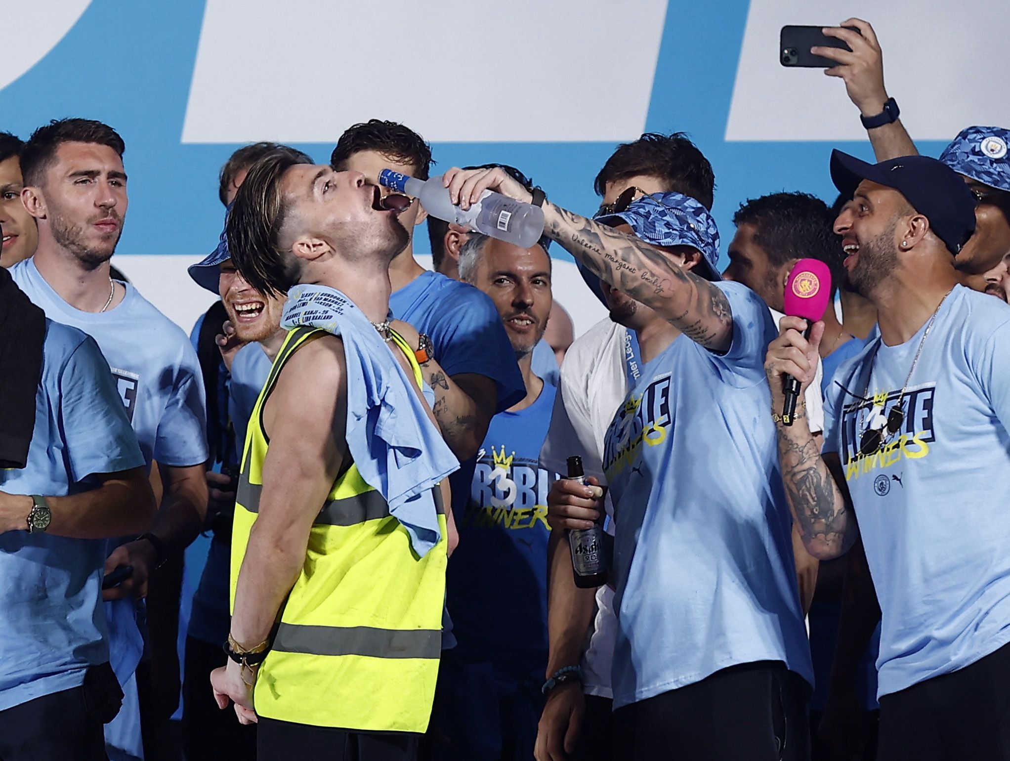 Grealish tomando bebida alcohólica pura en los festejos del Manchester City Reuters/Jason Cairnduff