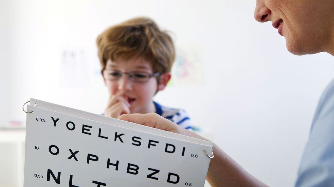 Los exámenes oftalmológicos también son muy importantes para todos, inclusive a los más chicos al comienzo de la época escolar