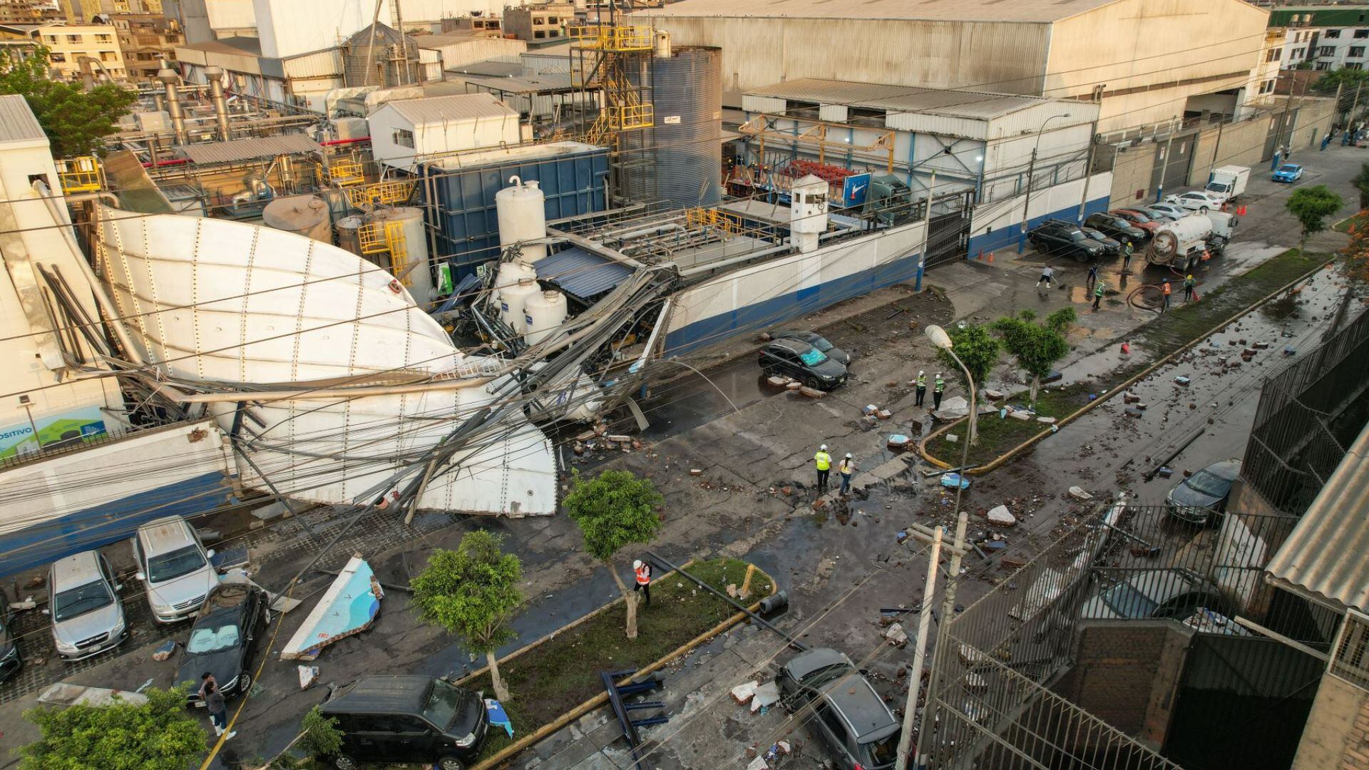 Explosión en fábrica provocó varios daños en autos e inmuebles vecinos.