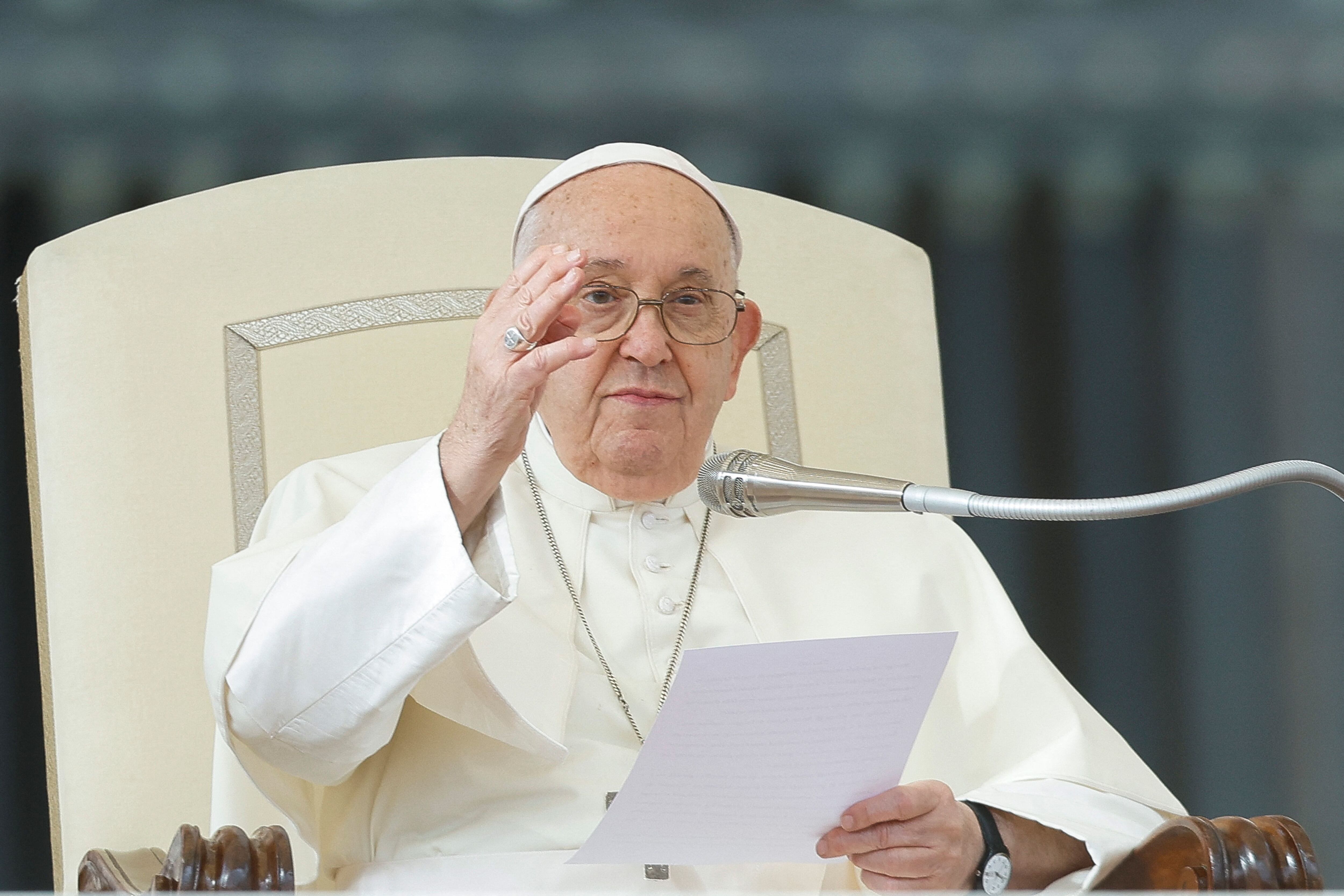 El papa Francisco gesticula durante la audiencia general semanal, en la Plaza de San Pedro del Vaticano, el 15 de noviembre de 2023. REUTERS/Remo Casilli