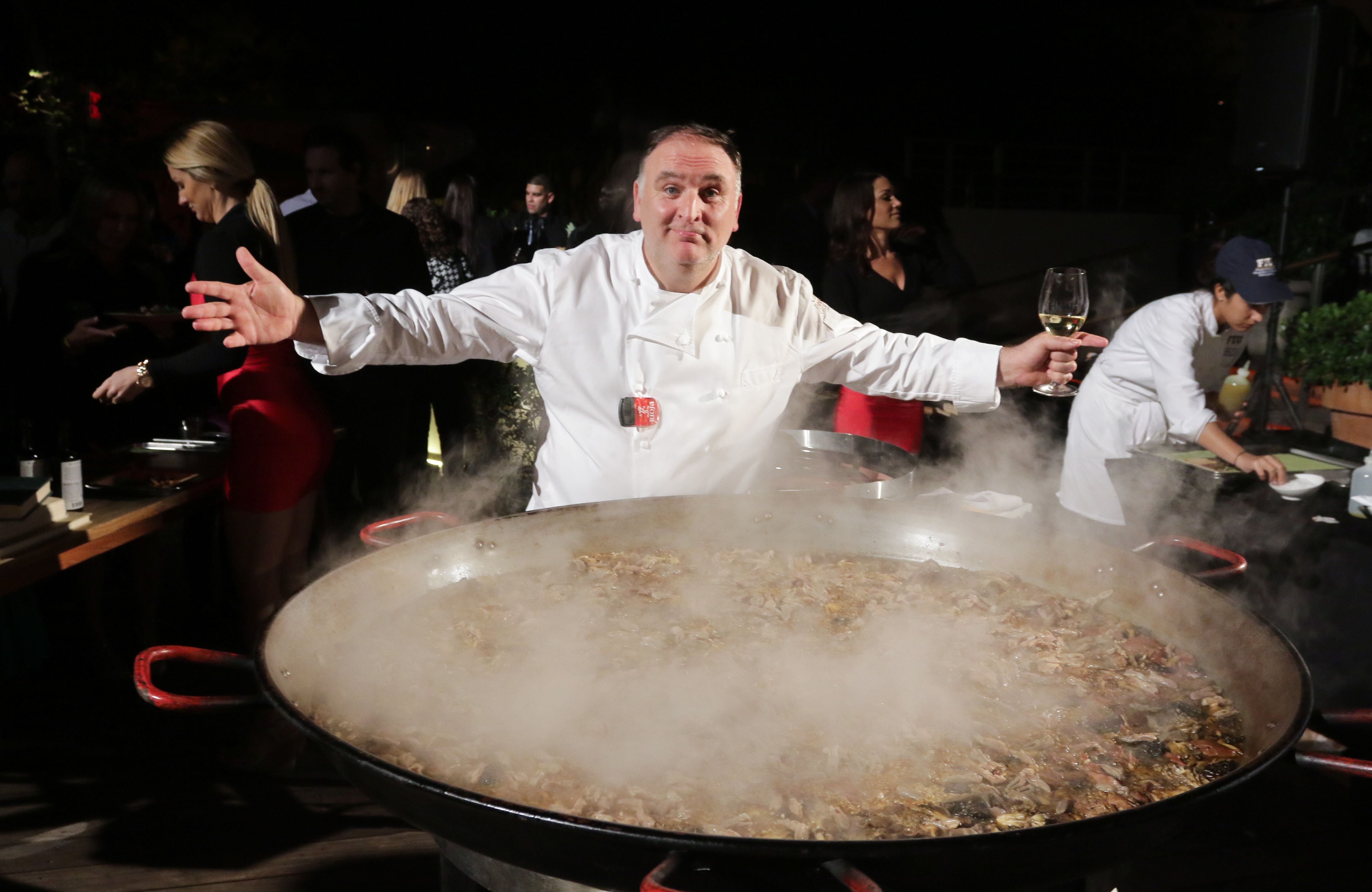 José Andrés con una paella (Photo by John Parra/Getty Images for SOBEWFF®)