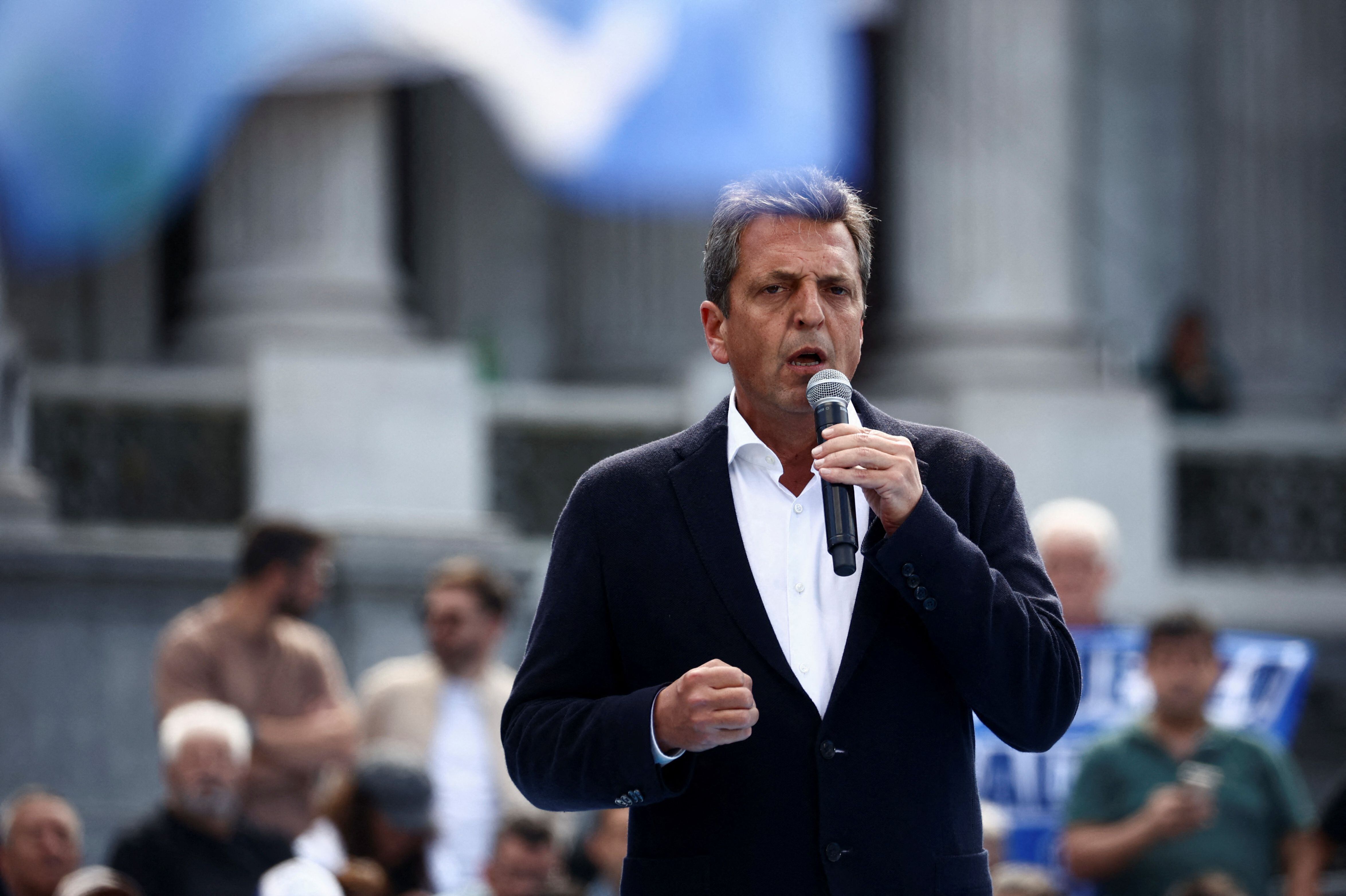 Massa fue el único orador del acto frente al Congreso organizado por la CGT, antes de viajar hoy a Santiago del Estero (REUTERS/Tomas Cuesta)