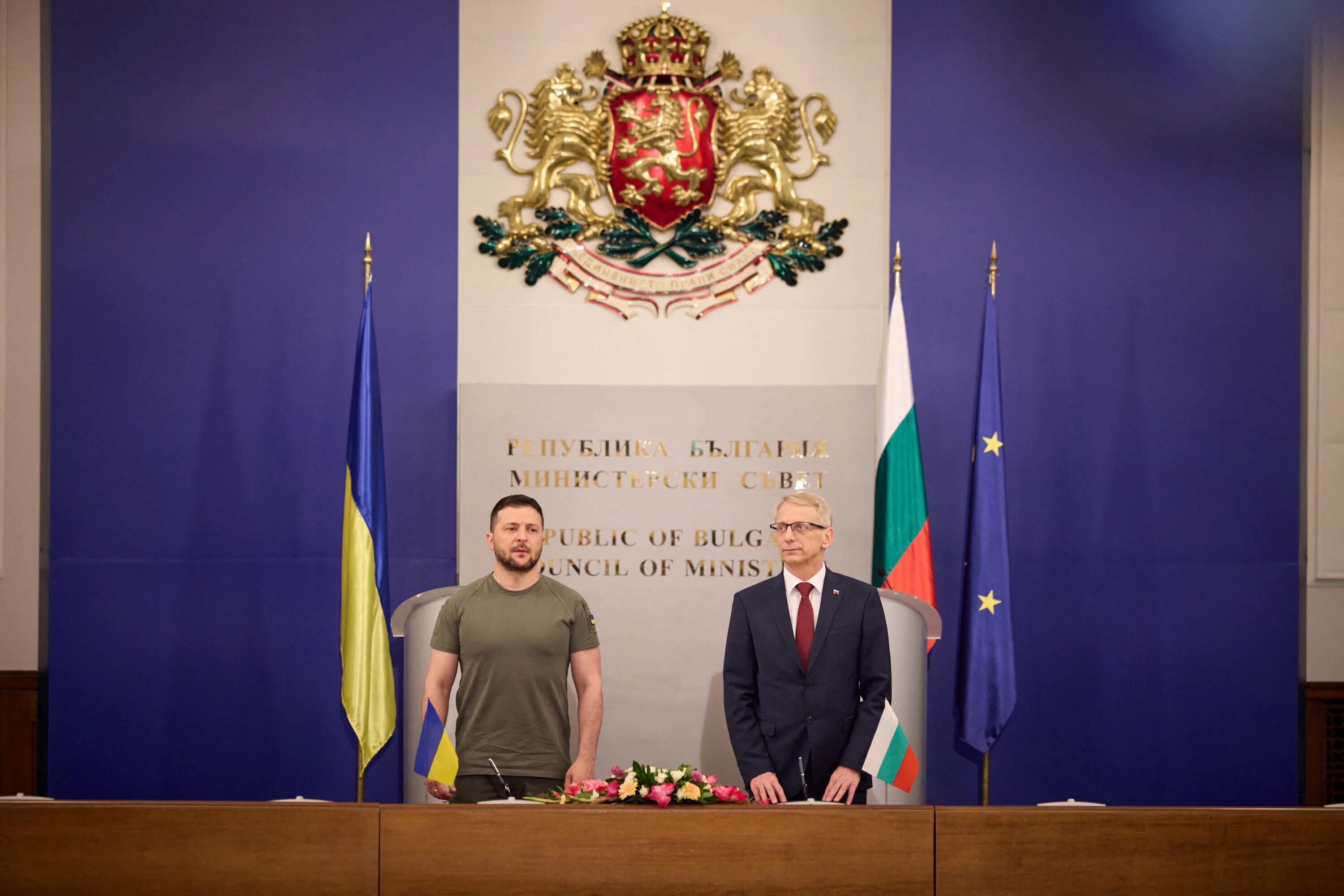 El presidente de Ucrania, Volodimir Zelensky, y el primer ministro búlgaro, Nikolai Denkov, asisten a una rueda de prensa antes de firmar una declaración sobre la integración euroatlántica de Ucrania y un memorando de cooperación en el ámbito de la energía en el edificio del gobierno búlgaro en Sofía, Bulgaria, 6 de julio de 2023. Ukrainian Presidential Press Service/Handout via REUTERS