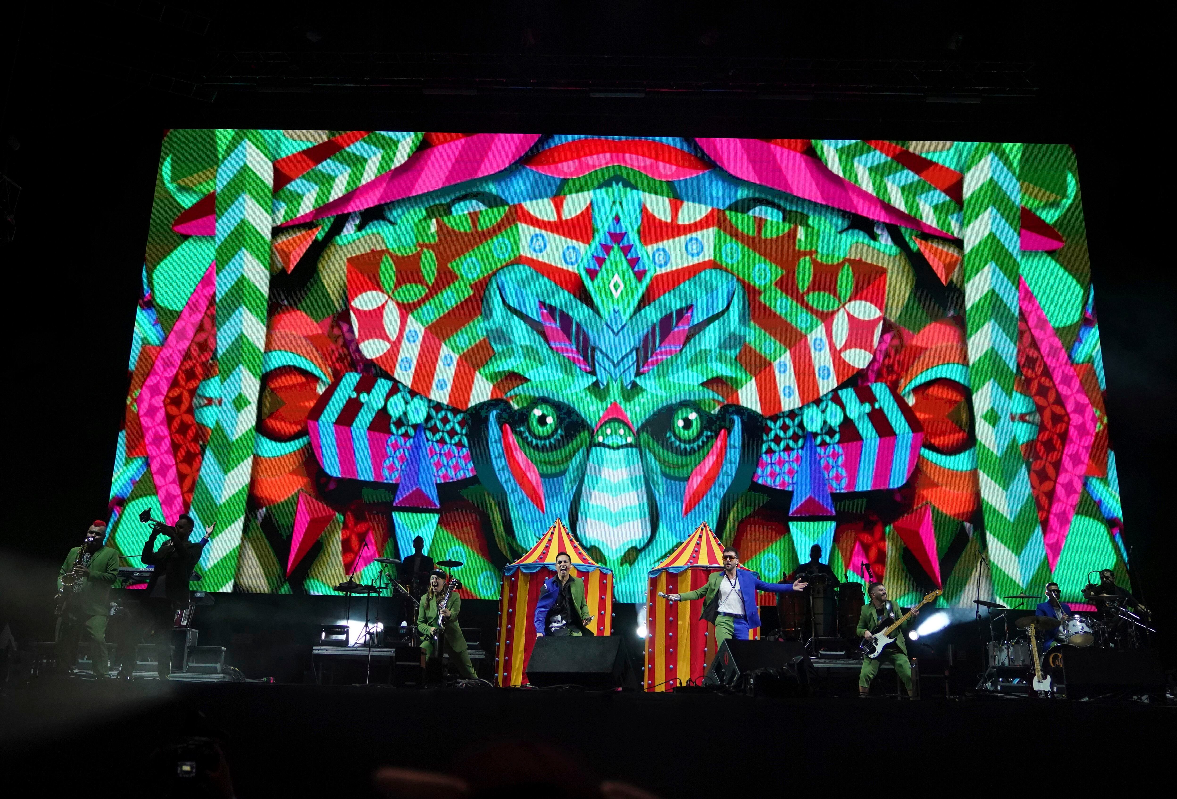 La banda Los Caligaris durante su presentación en el festival Vive Latino en la Ciudad de México el sábado 18 de marzo de 2023. (Foto AP/Fernando Llano)