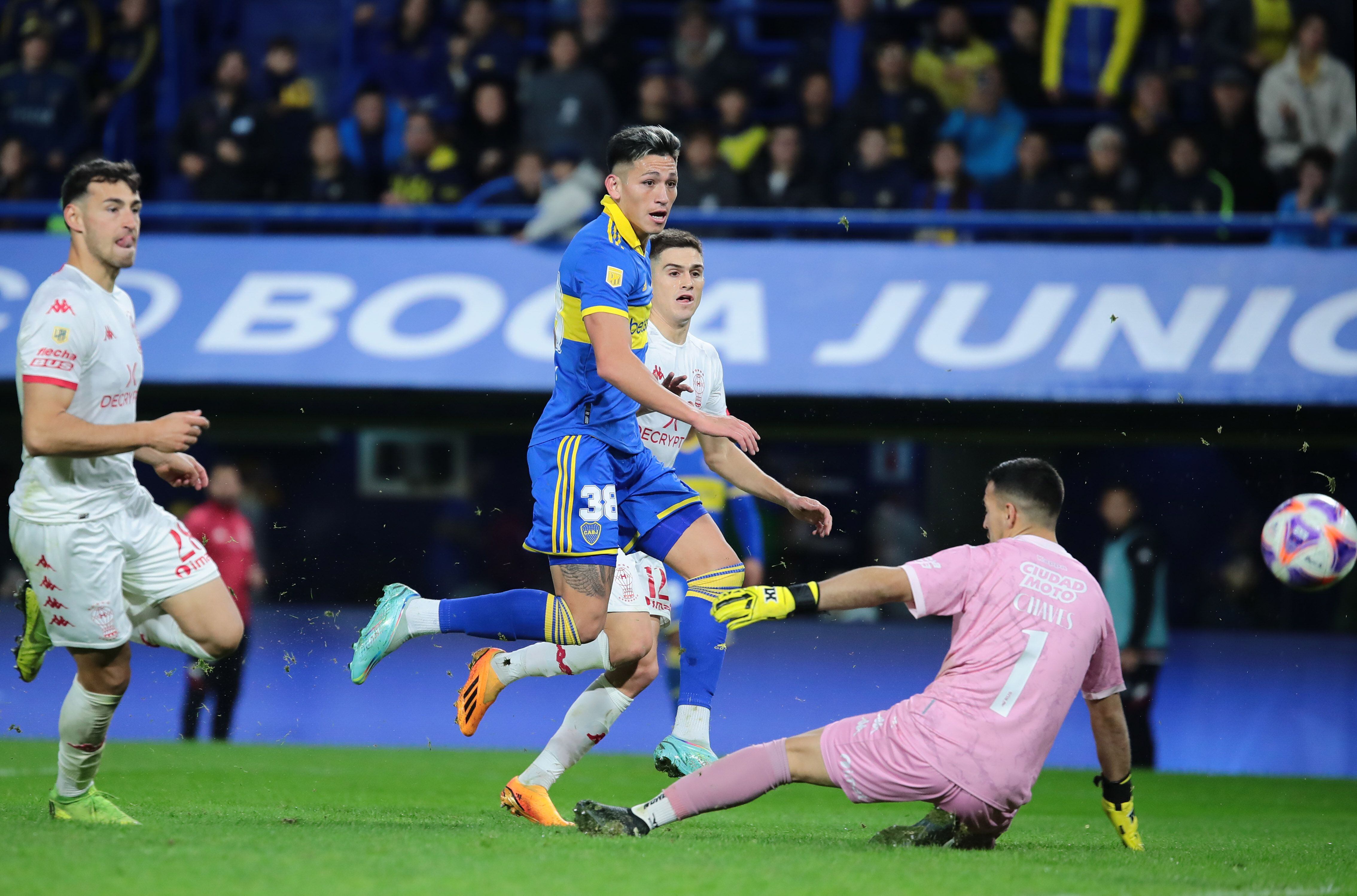 La definición de Vázquez ante Huracán, en lo que fue su último tanto con la camiseta de Boca Juniors (Fotobaires)