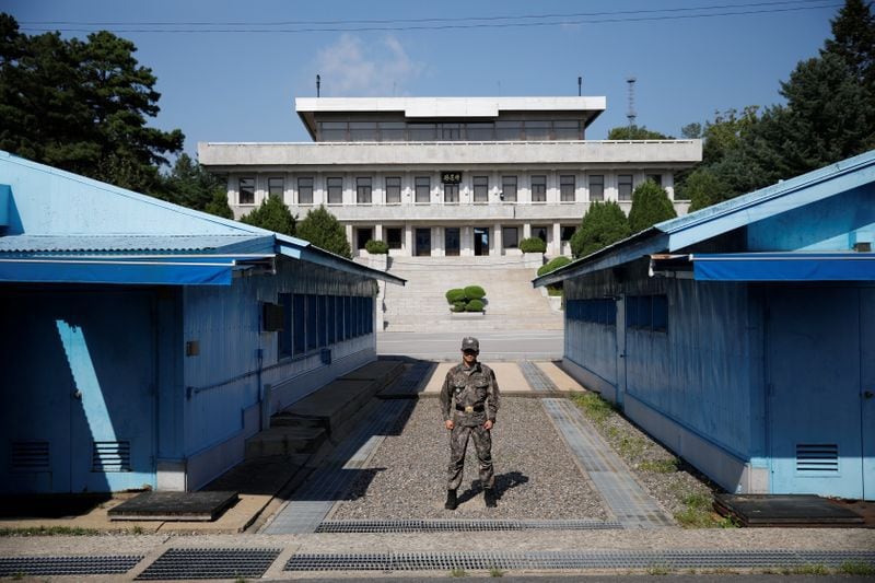 Un soldado surcoreano monta guardia en la aldea de tregua de Panmunjom, dentro de la zona desmilitarizada (DMZ) que separa las dos Coreas, Corea del Sur. REUTERS/Kim Hong-Ji