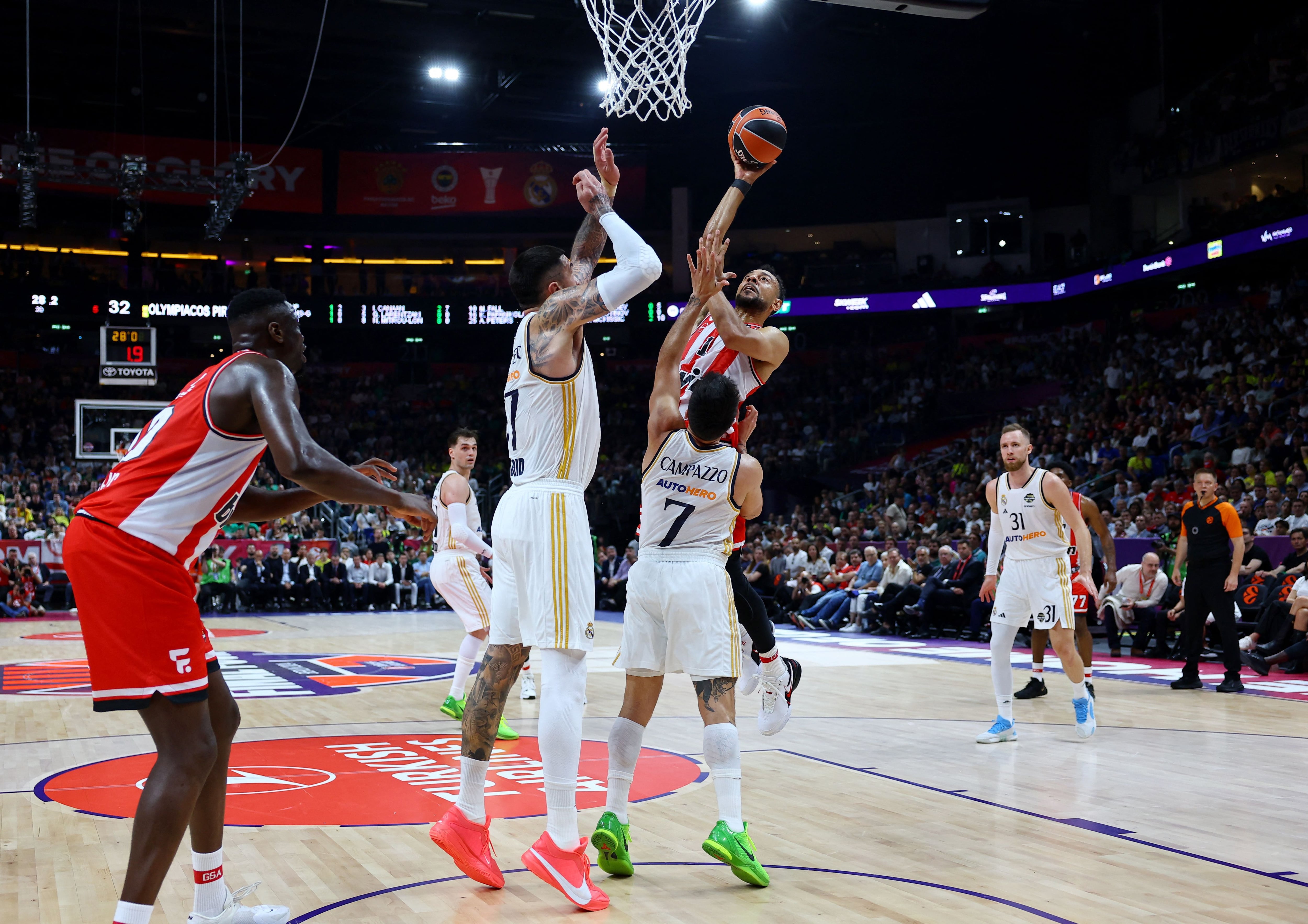 Real Madrid venció a Olympiacos en la semifinal de la Euroliga con Facundo Campazzo como titular (REUTERS/Fabrizio Bensch)