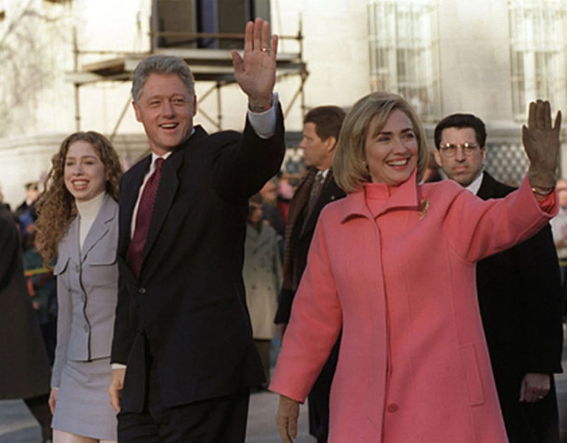 La familia Clinton en la caminata por la avenida Pensilvani de Washington DC, durante el día de inauguración del segundo mandato de Biil, en 1997 (Clinton Presidential Library)