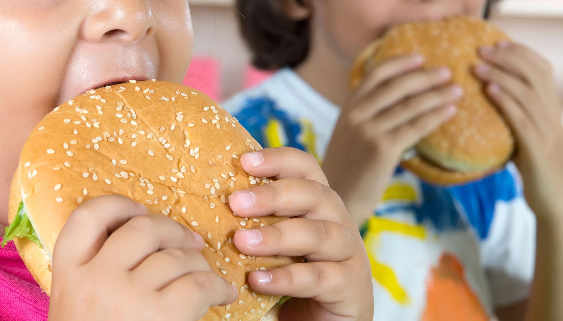 La omnipresencia de la comida chatarra en la dieta diaria de los niños es una causa de la obesidad infantil en América Latina. (Getty).