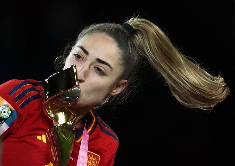 La española Olga Carmona celebra con el trofeo tras ganar la final de la Copa del Mundo. (REUTERS/Asanka Brendon Ratnayake)