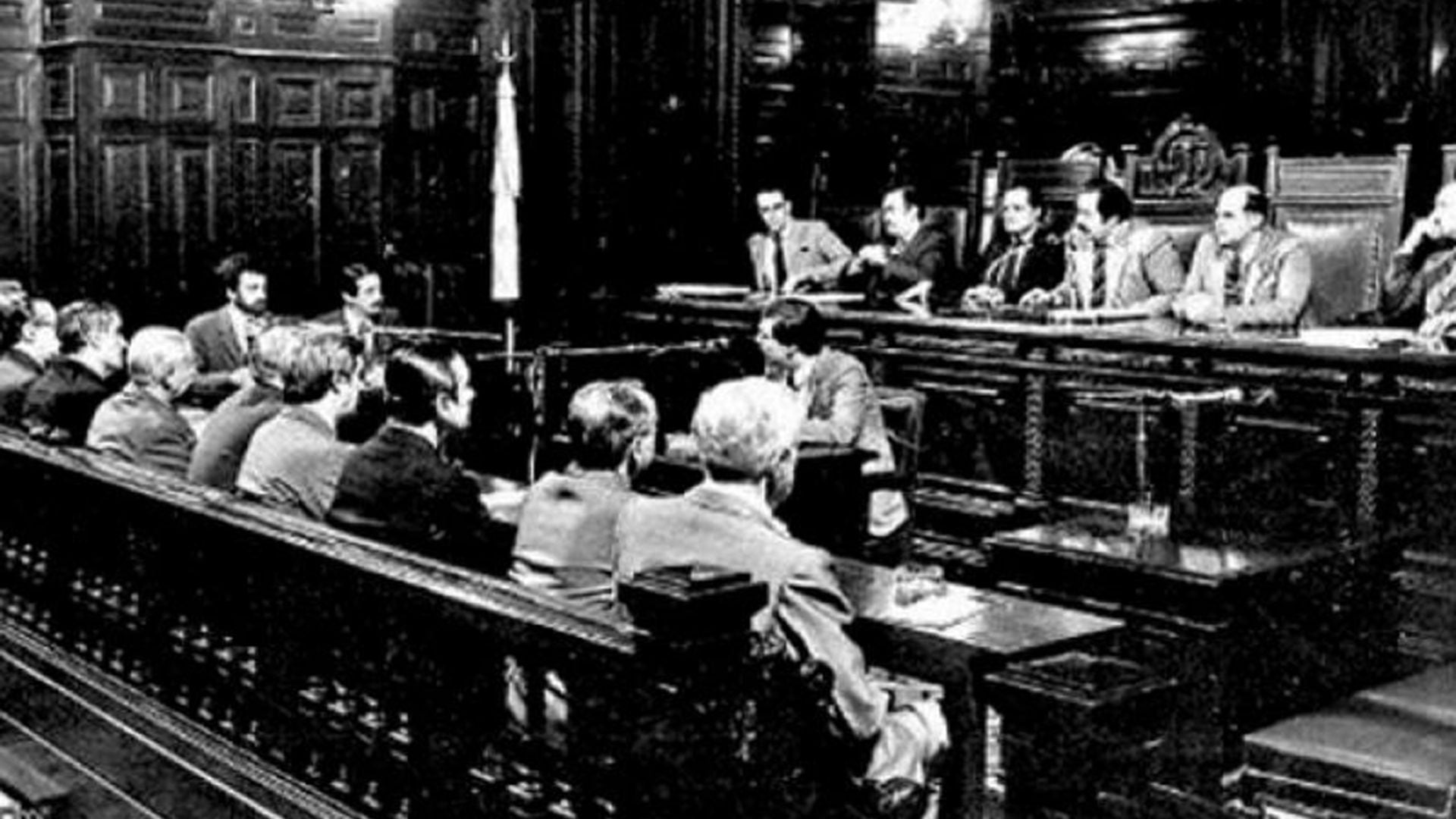 El histórico Juicio a las Juntas Militares durante el gobierno de Raúl Alfonsín. Julio Strassera y Luis Moreno Ocampo, los fiscales, llevaron adelante los casos de secuestros y desapariciones que investigó la Conadep