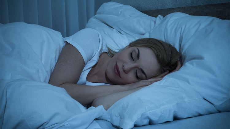 Se recomienda dormir entre 6 y 8 horas diarias para recuperarse de manera adecuada. Cuando el cuerpo no reposa, se pueden generar efectos nocivos en la salud (Shutterstock)