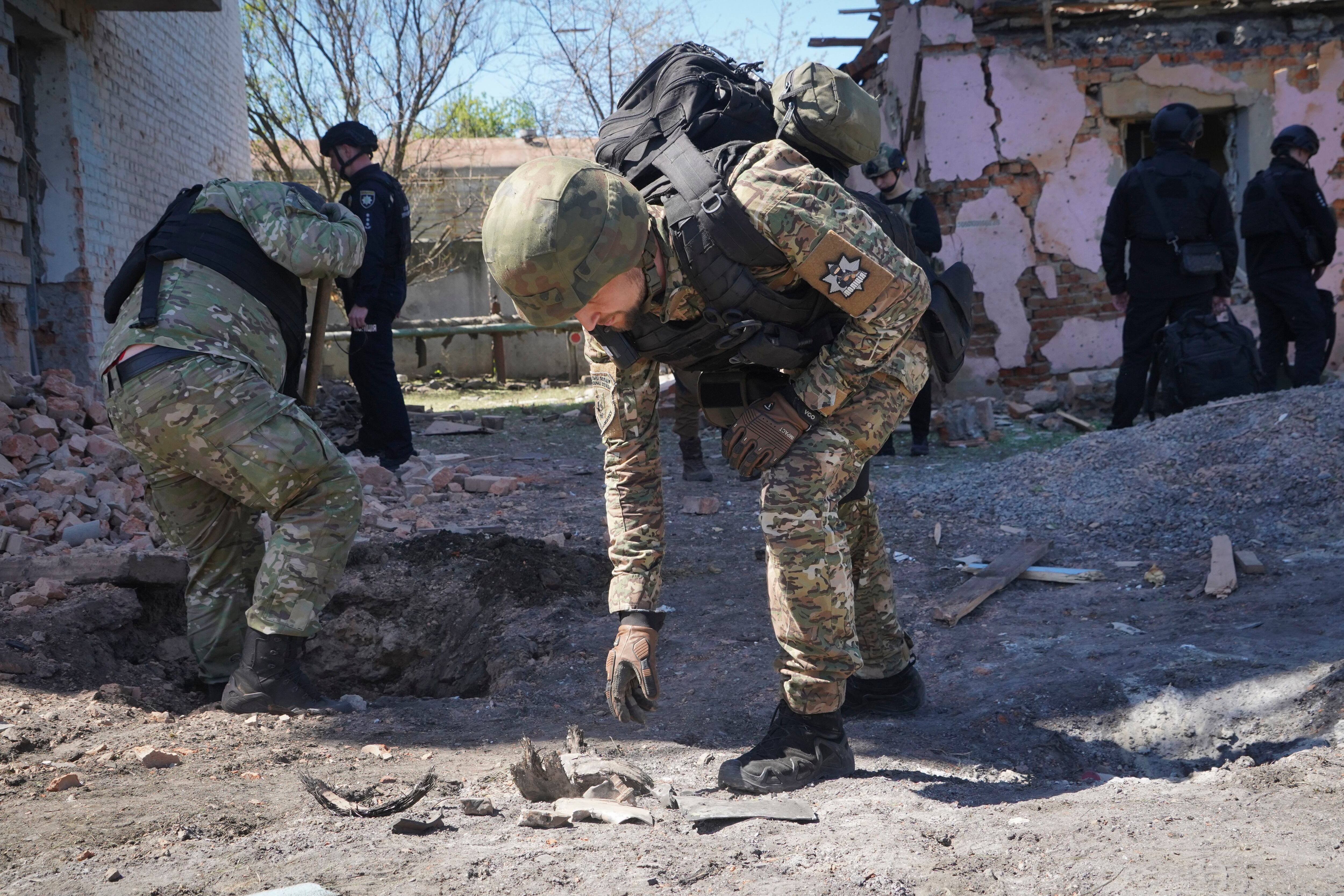 En esta imagen de archivo, un agente de policía examina fragmentos de una bomba guiada tras un ataque aéreo ruso sobre Kharkiv, Ucrania, el 30 de abril de 2024. (AP Foto/Andrii Marienko, archivo)