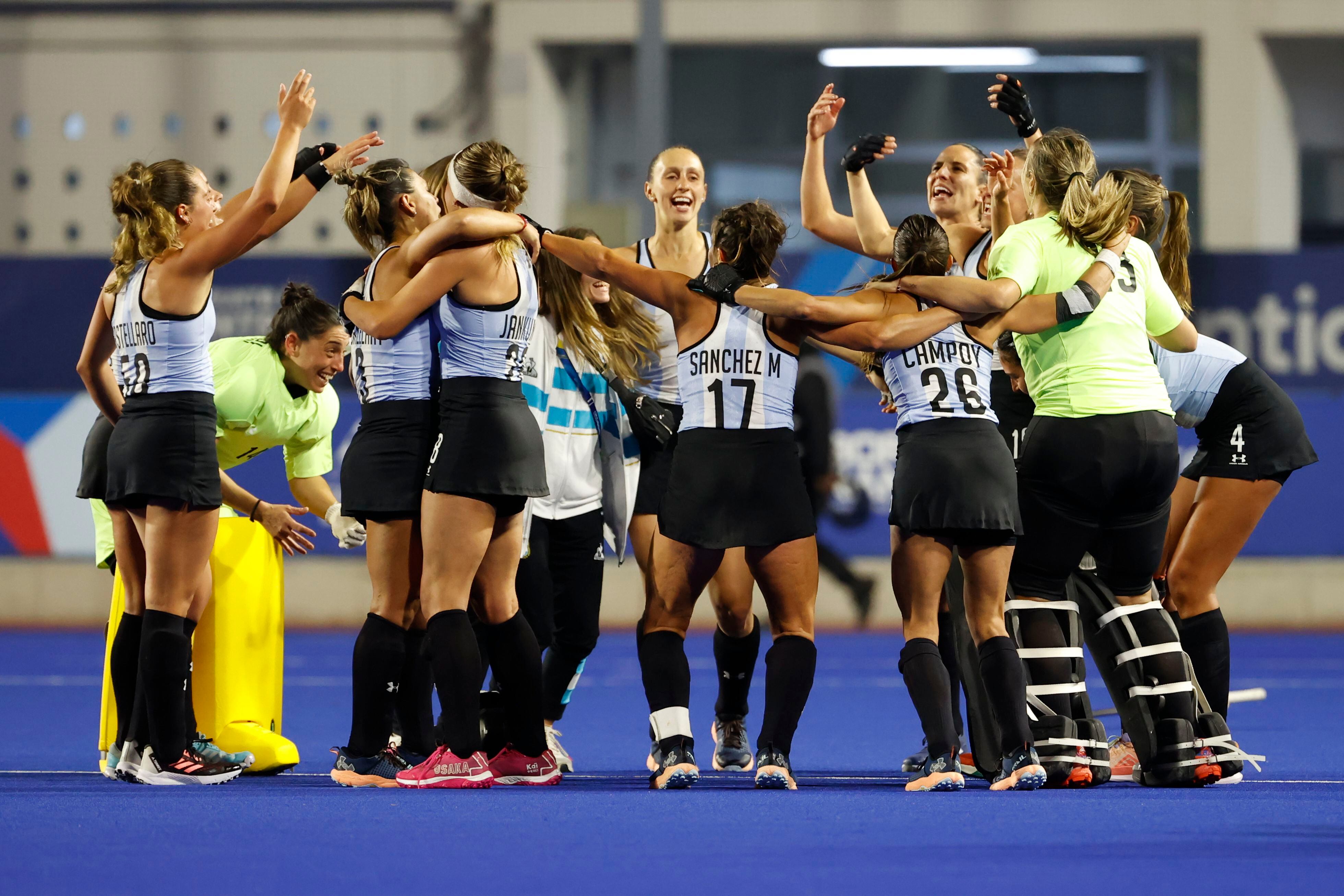 Las Leonas celebran la medalla de oro tras la final de hockey el 4 de noviembre de 2023, durante los Juegos Panamericanos 2023 en Santiago (Chile) 