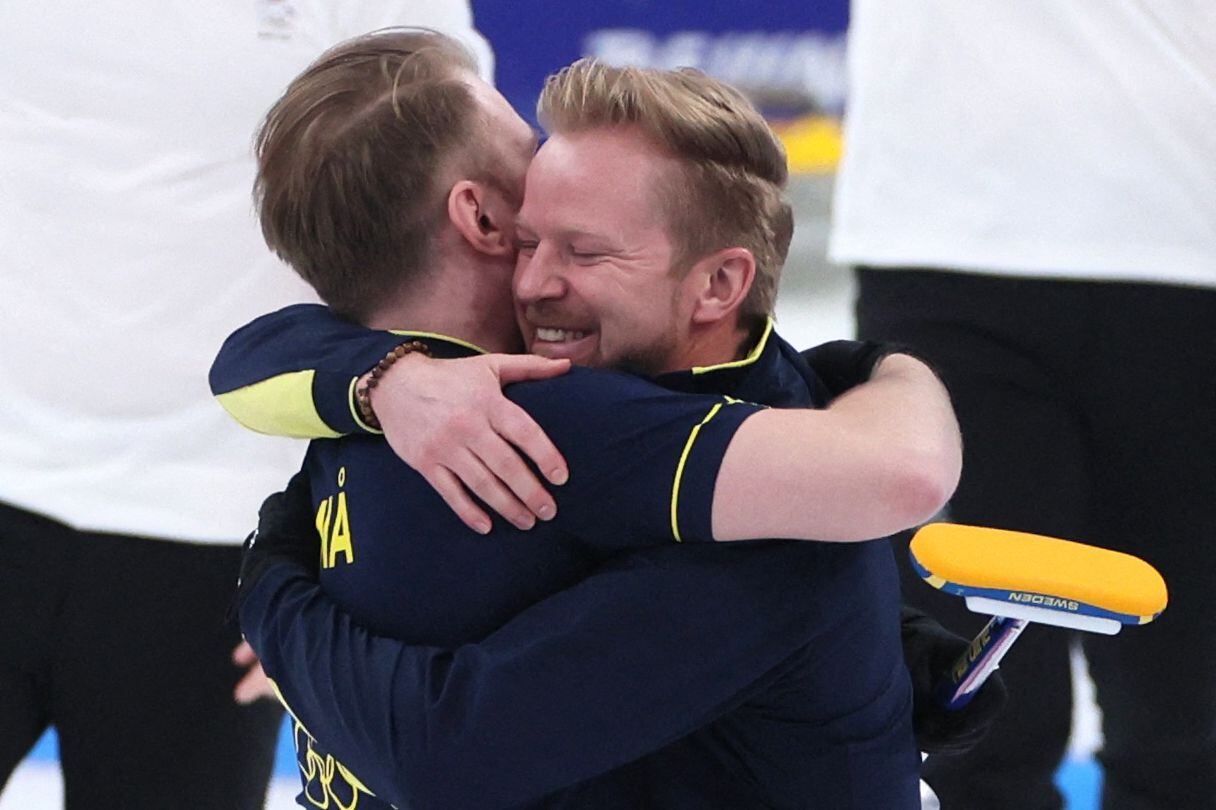 2022 Beijing Olympics - Curling - Men's Gold Medal Game - Sweden v Britain - National Aquatics Center, Beijing, China - February 19, 2022. Skip Niklas Edin of Sweden and Rasmus Wranaa of Sweden hug after winning the game. REUTERS/Evelyn Hockstein