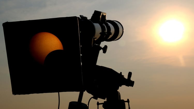 Se puede observar también mediantes filtros especiales colocados en telescopios o lentes de cámara profesionales (iStock)