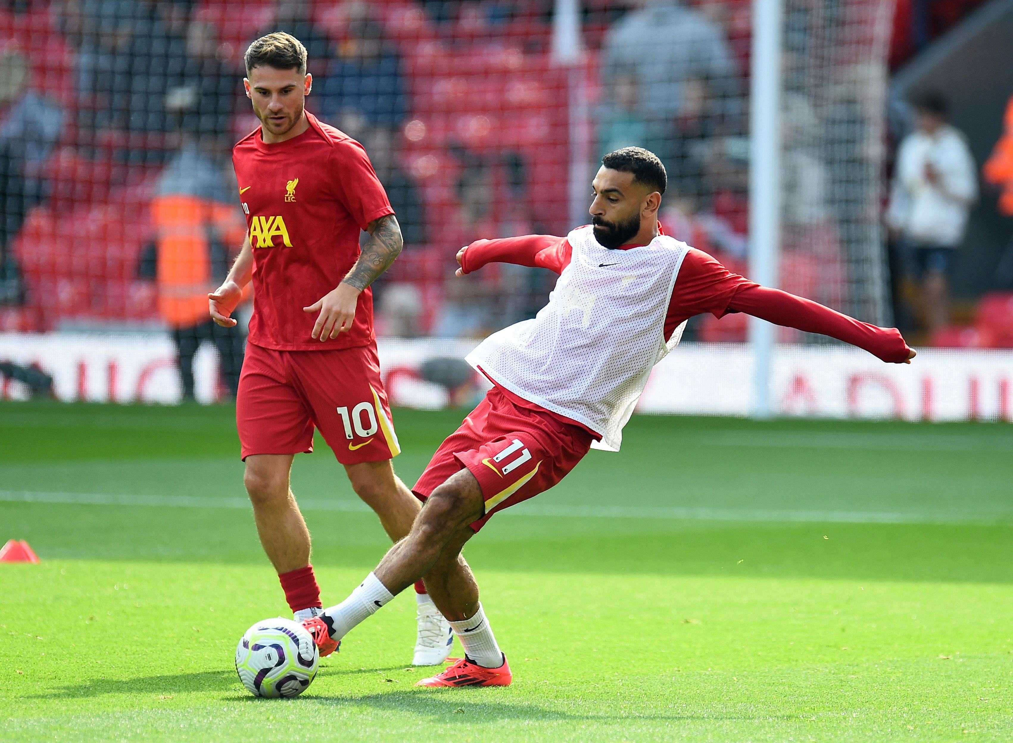 Alexis Mac Allister y Mohamed Salah en acción para el duelo ante Los Cherries-crédito Peter Powell/REUTERS 