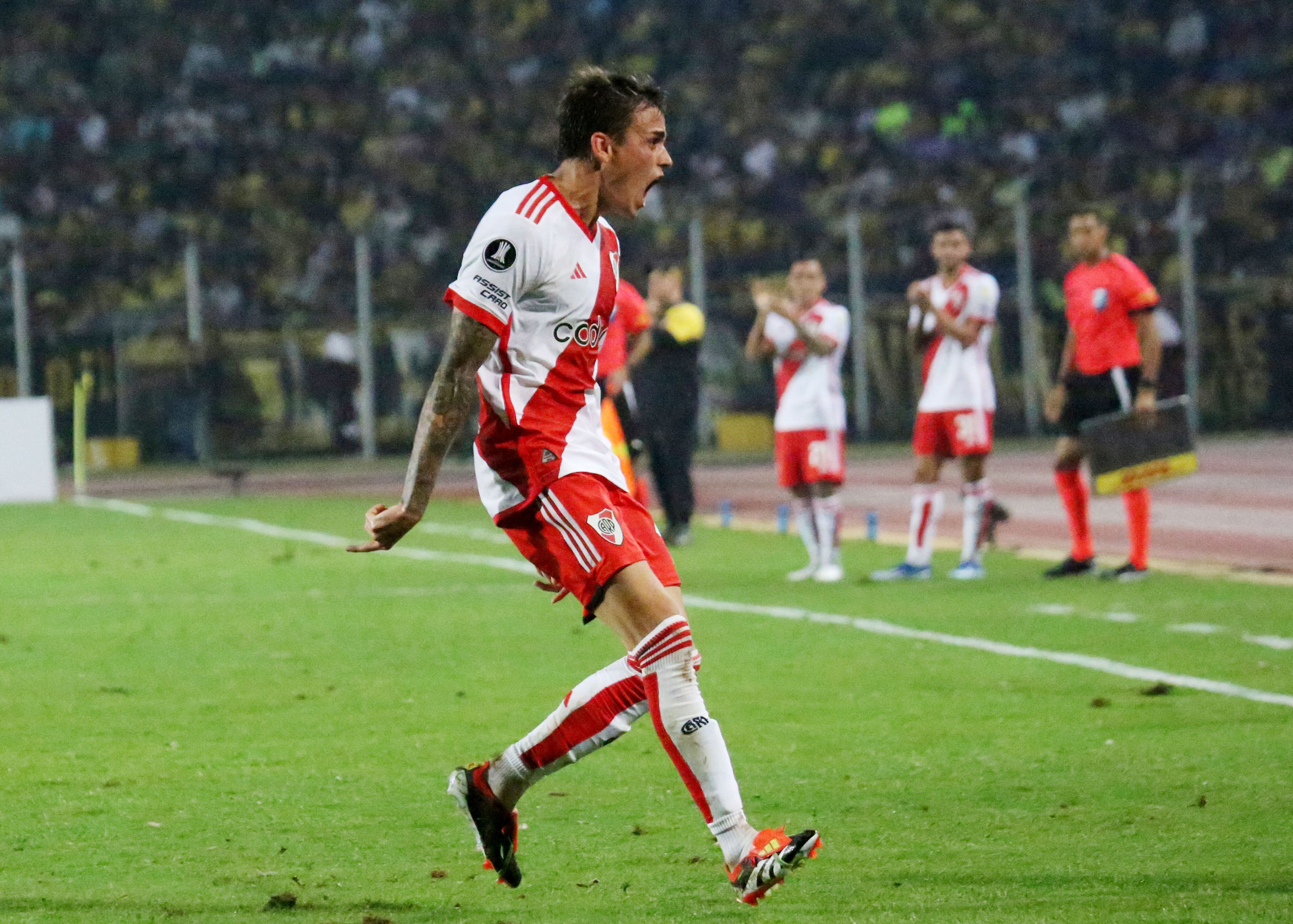 Nicolás Fonseca celebra su espectacular gol (REUTERS/Carlos Eduardo Ramírez)