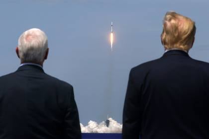 El presidente de EEUU, Donald Trump y el vicepresidente Mike Pence observan el despegue del cohete en Florida, U.S.  May 30, 2020. REUTERS/Jonathan Ernst