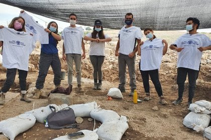 Estudiantes del programa preparatorio pre-militar de Hanaton que participaron de las excavaciones (Fotografía: Einat Ambar-Armon, Autoridad de Antigüedades de Israel)
