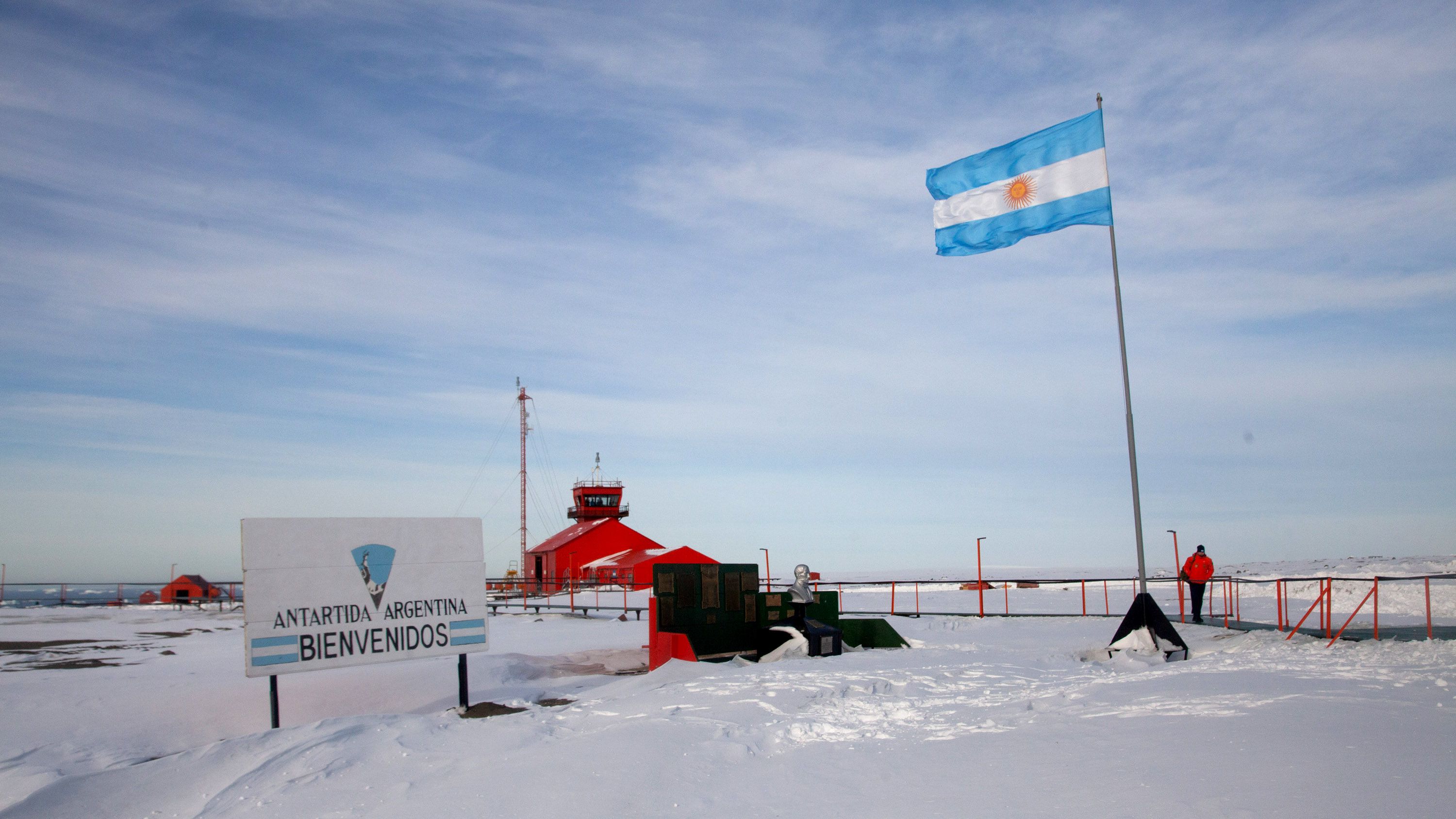 La bandera argentina flamea en la Base Marambio (Martín Gallino)