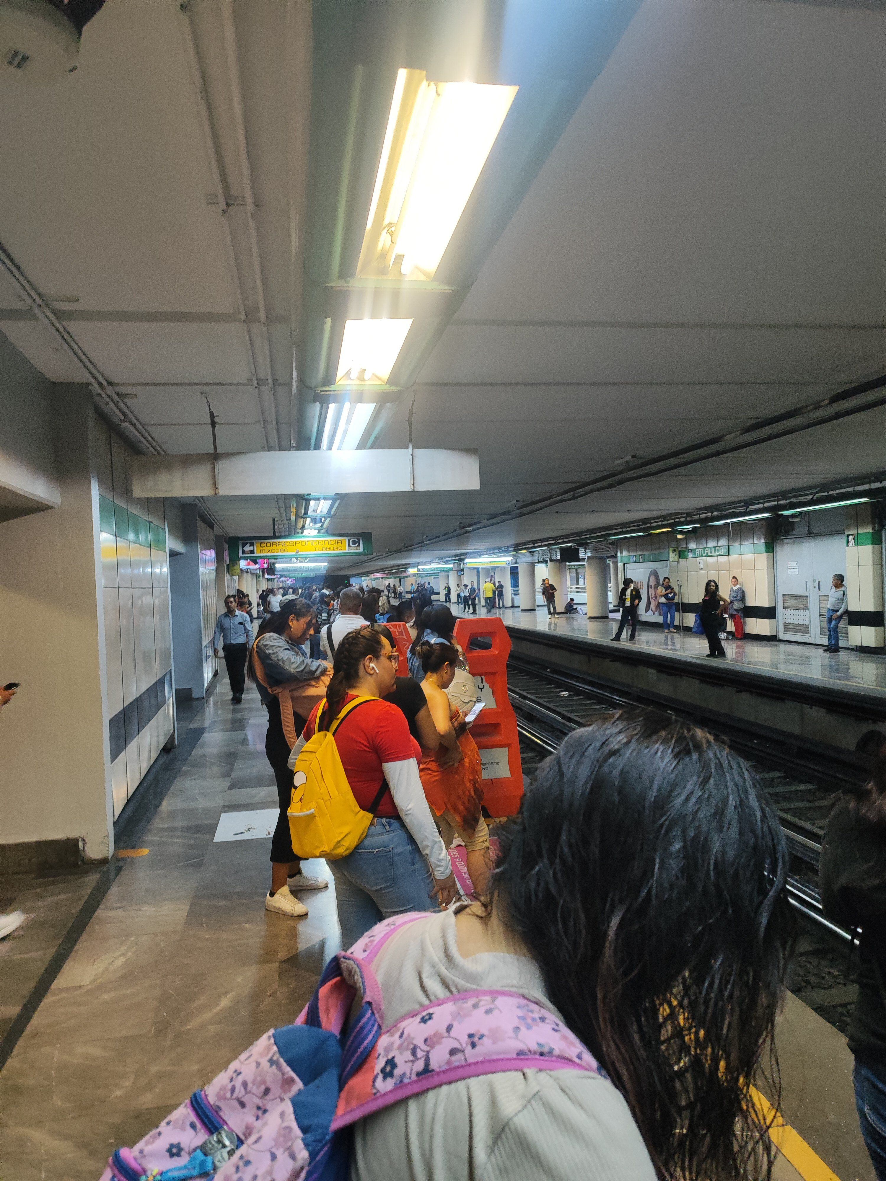 Línea 8, no ha pasado el tren, mucha gente esperando en atlalilco