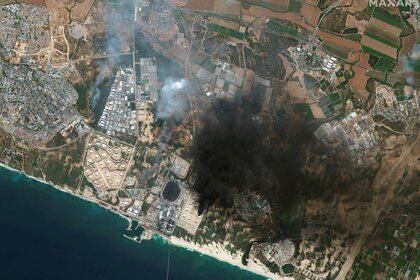 Vista satellitare che mostra una panoramica di Ashkelon e dei serbatoi di stoccaggio in fiamme nel sud di Israele.  2021 Maxar Technologies / Handout immagine satellitare tramite REUTERS