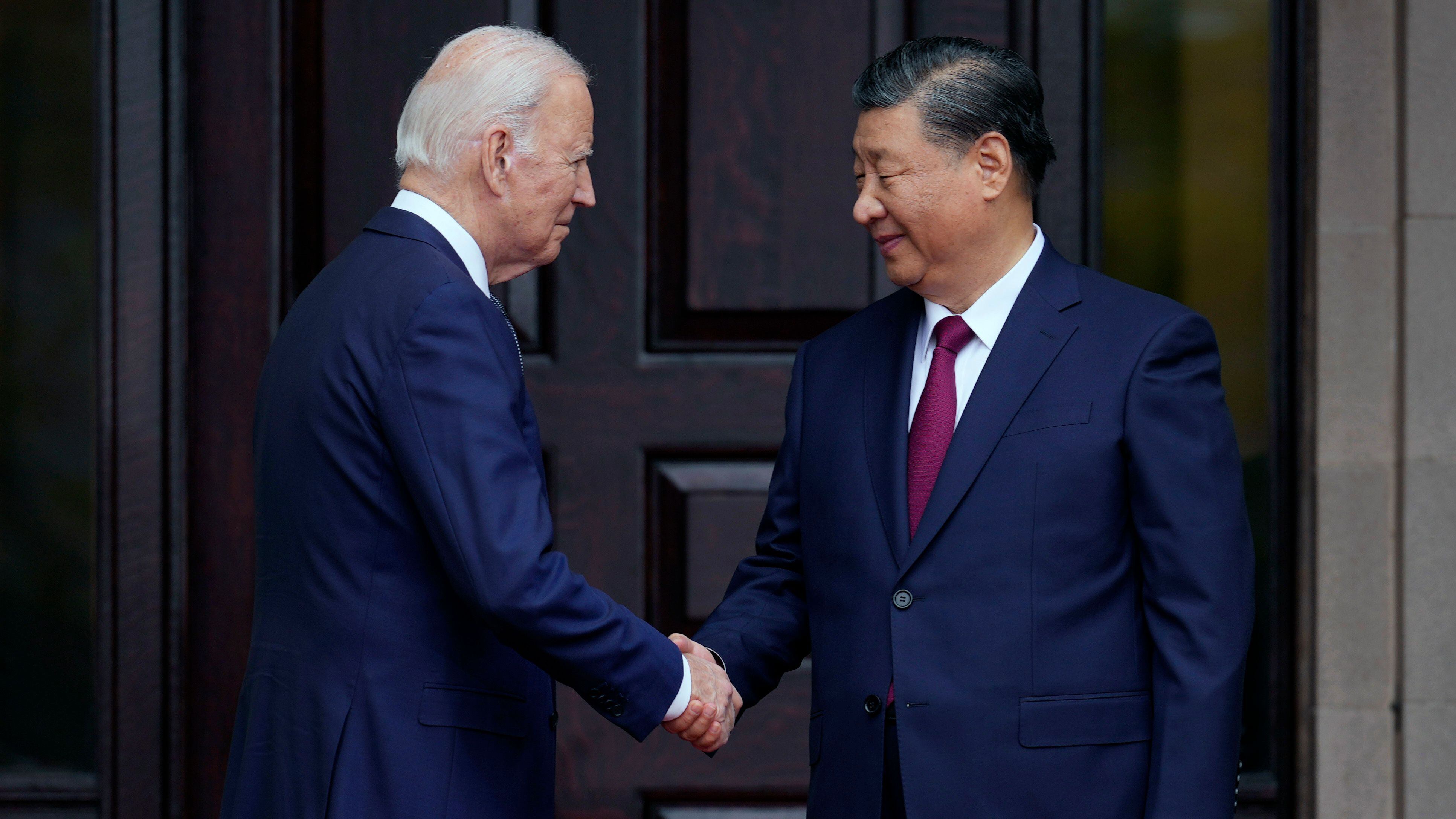 El presidente estadounidense Joe Biden saluda al presidente chino Xi Jinping durante su encuentro en California en noviembre de 2023 (Doug Mills/AP)