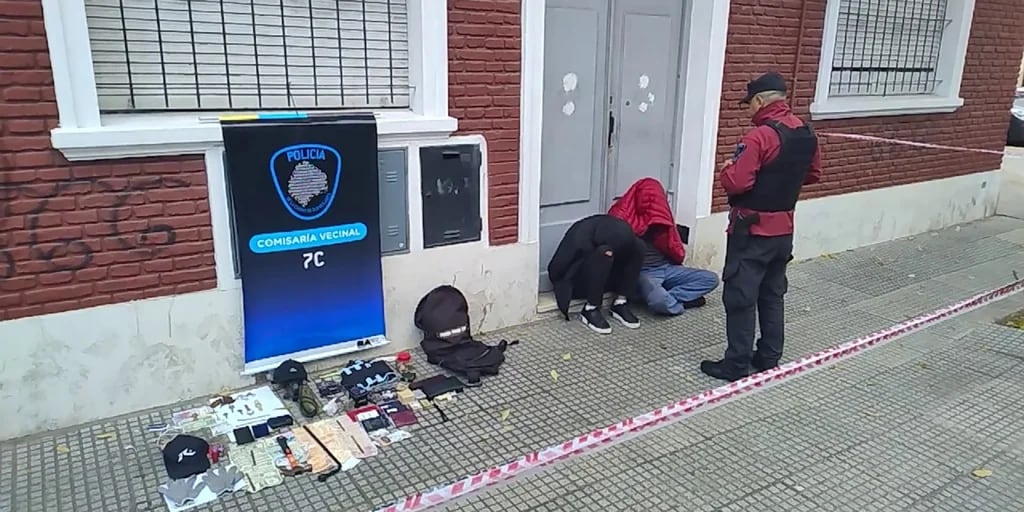 Detuvieron a dos delincuentes que asaltaron a una mujer en Flores: intentaron huir en colectivo y fueron atrapados