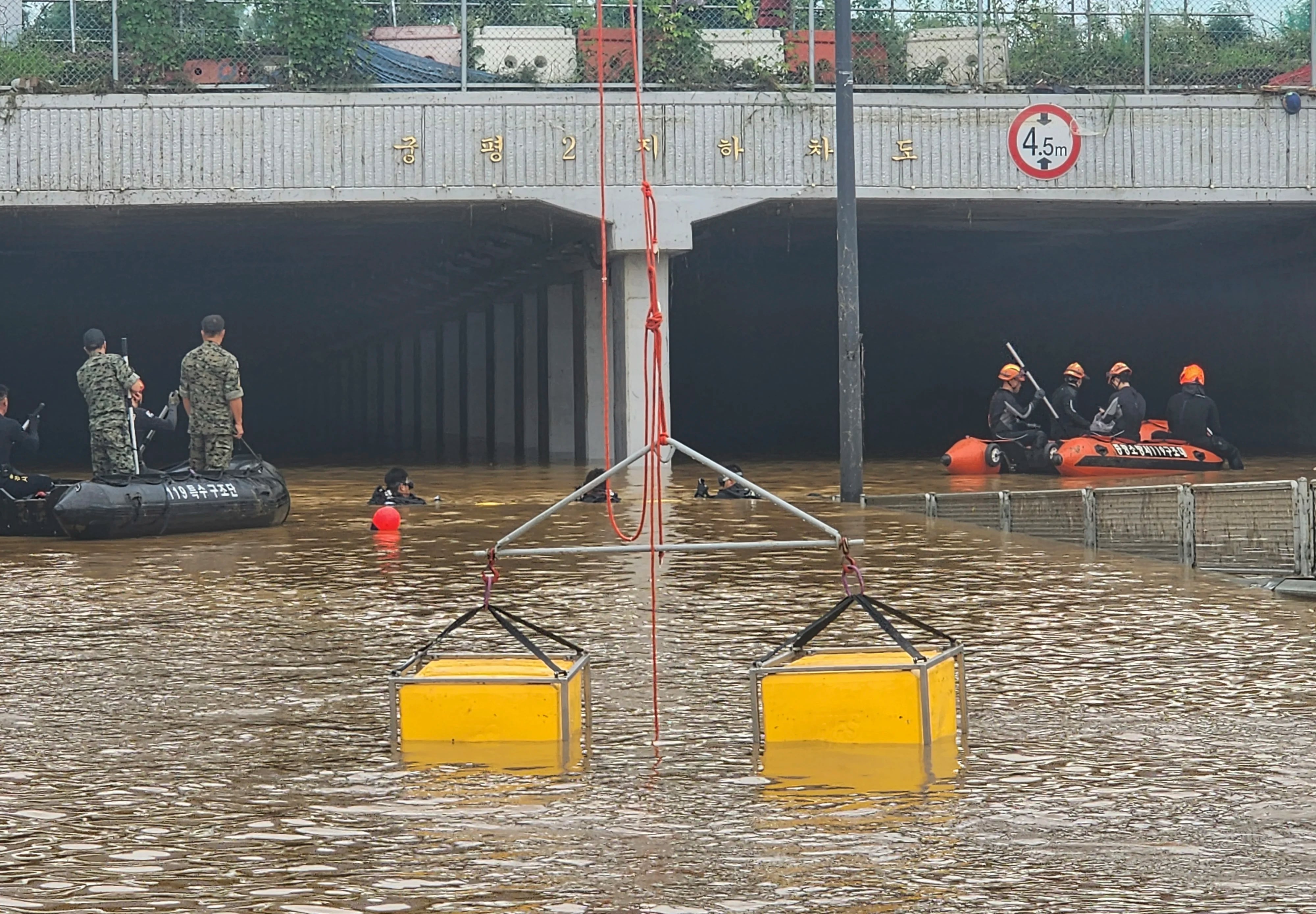 Rescatistas buscan sobrevivientes en un túnel en una carretera inundada en Cheongju, Corea del Sur, tras las devastadoras inundaciones. (Agencia Nacional de Bomberos de Corea del Sur via AP)