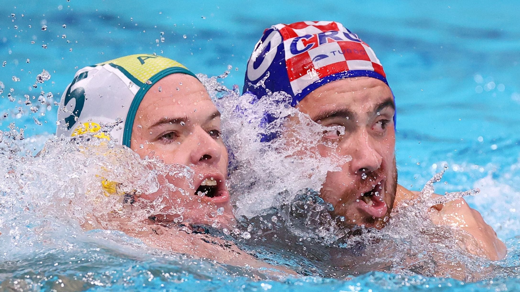 Josip Vrlic de Croacia en acción contra Nathan Power de Australia.