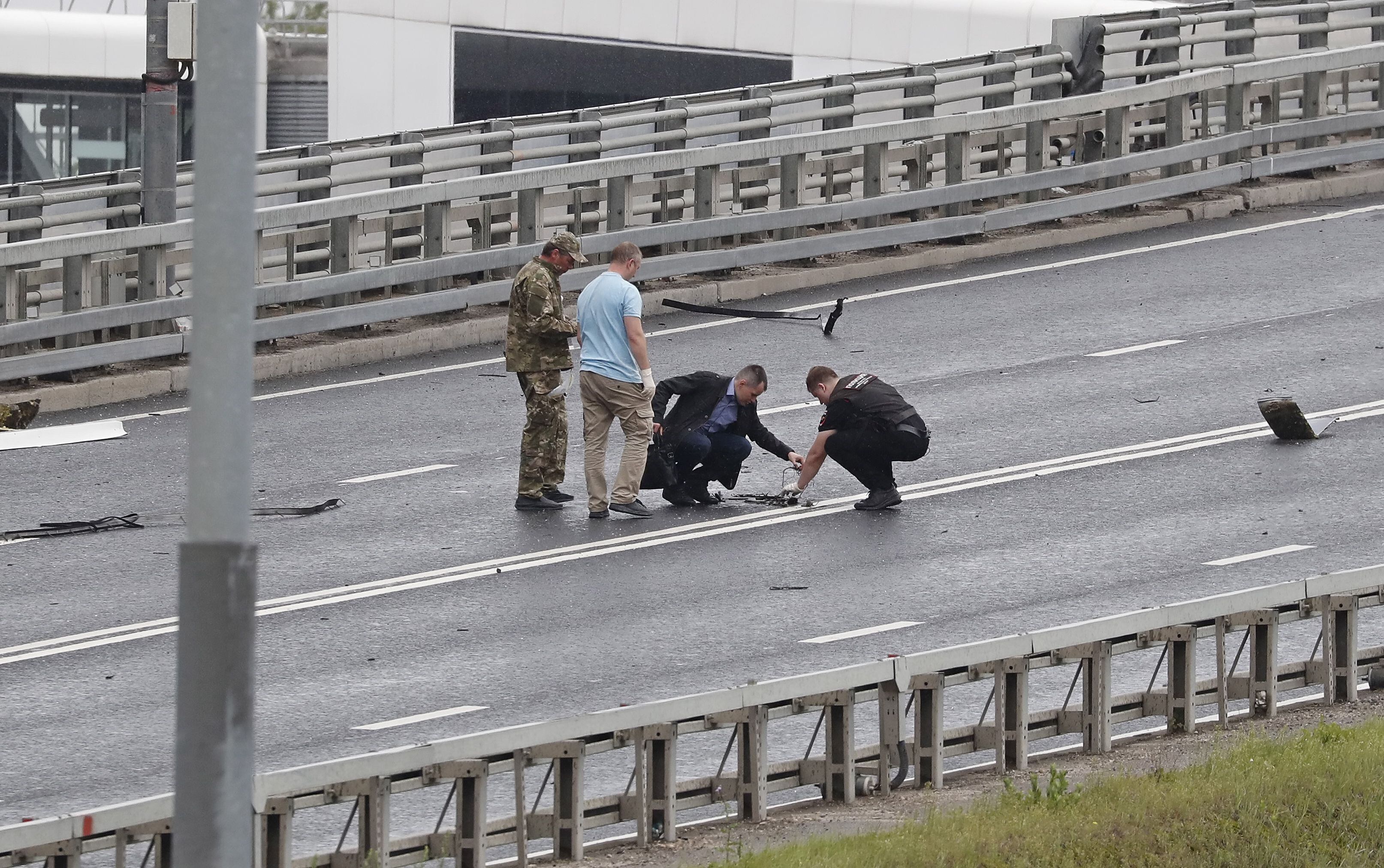 Integrantes de los servicios especiales rusos fueron registrados el pasado 24 de julio al recolectar los restos de un dron derribado, luego de que un edificio fuera atacado, en Moscú (Rusia). EFE/Maxim Shipenkov
