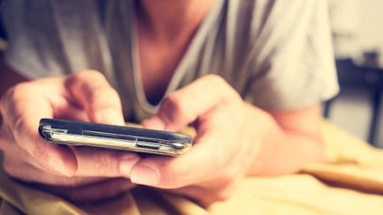 La adicción a los teléfonos inteligentes prevalece entre los adolescentes y los adultos  (Shutterstock)