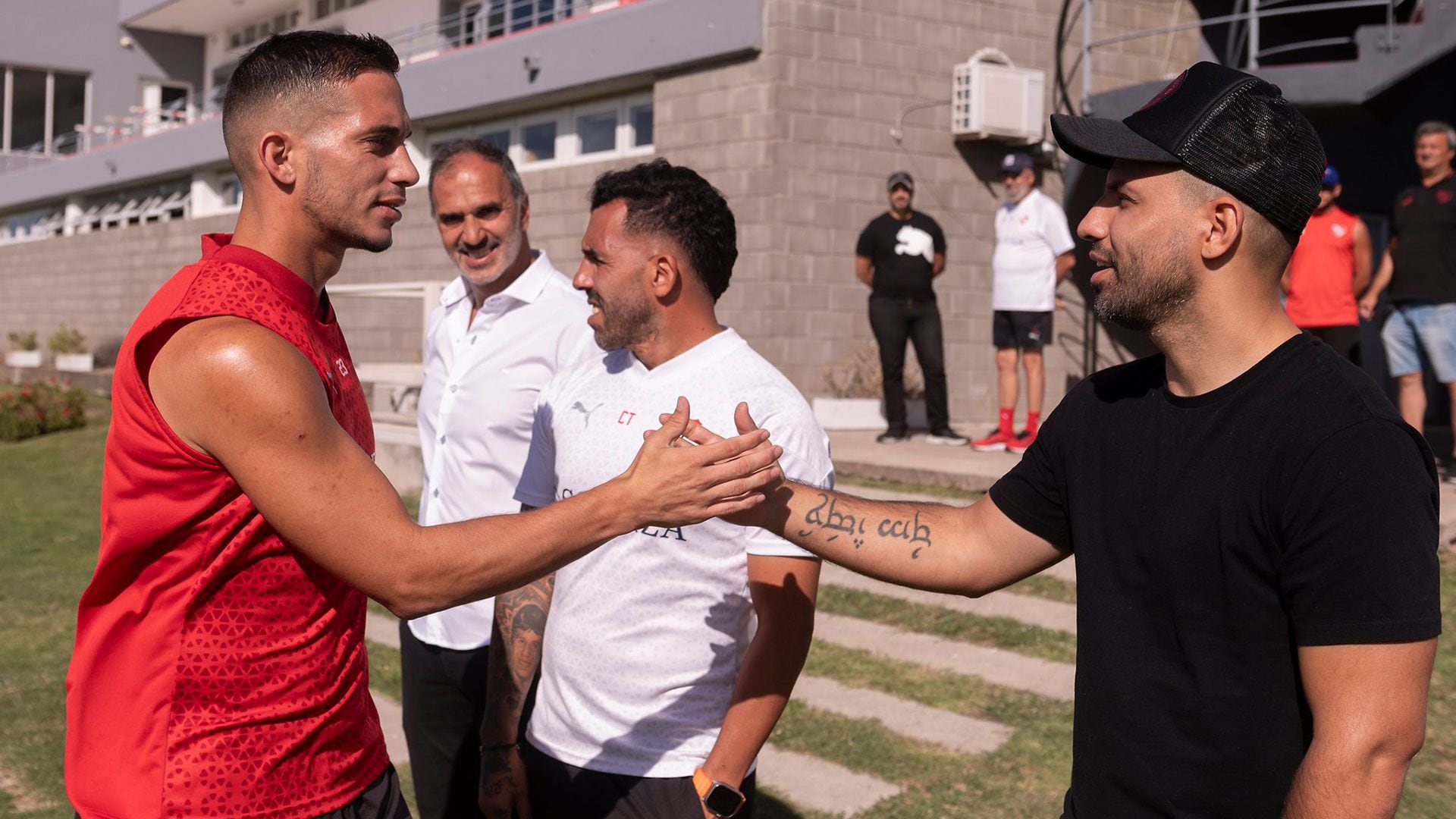 La visita de Sergio Kun Aguero a la práctica de Independiente (Carlos Tevez)
