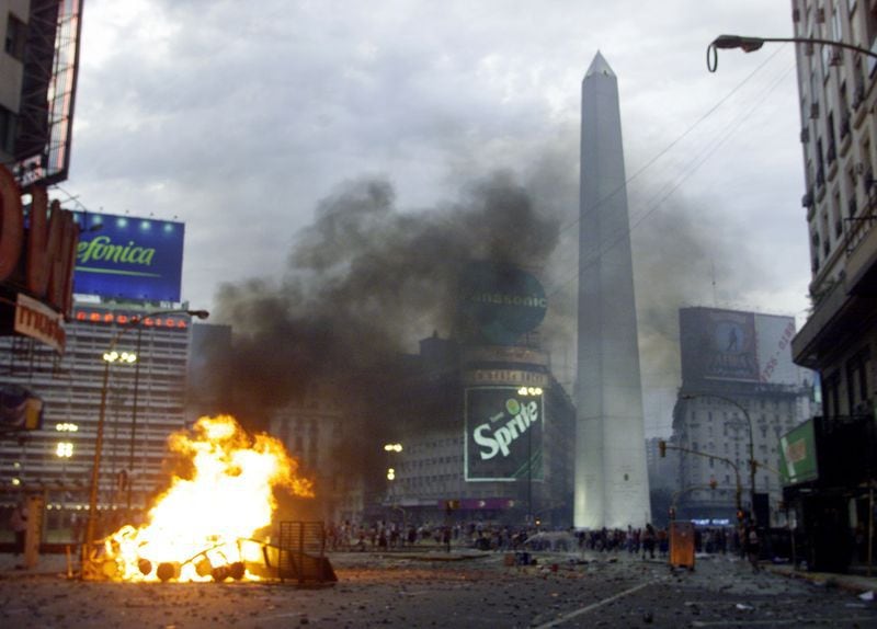 Una fogata arde cerca del Obelisco en medio de manifestaciones en el centro de Buenos Aires, el 20 de diciembre de 2001. El presidente argentino, Fernando de la Rúa, renunció a su cargo luego de que miles de manifestantes se reunieran en la Plaza de Mayo para exigir su renuncia. 