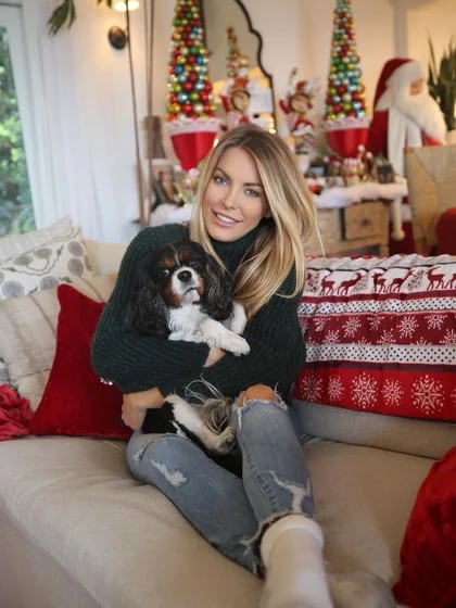 Crystal confesó que aún guarda varios adornos navideños que le dio Hugh Hefner, como un Santa Claus tamaño real que se puede ver al fondo de esta foto
(Créditos: Instagram/Crystal Harris Hefner 