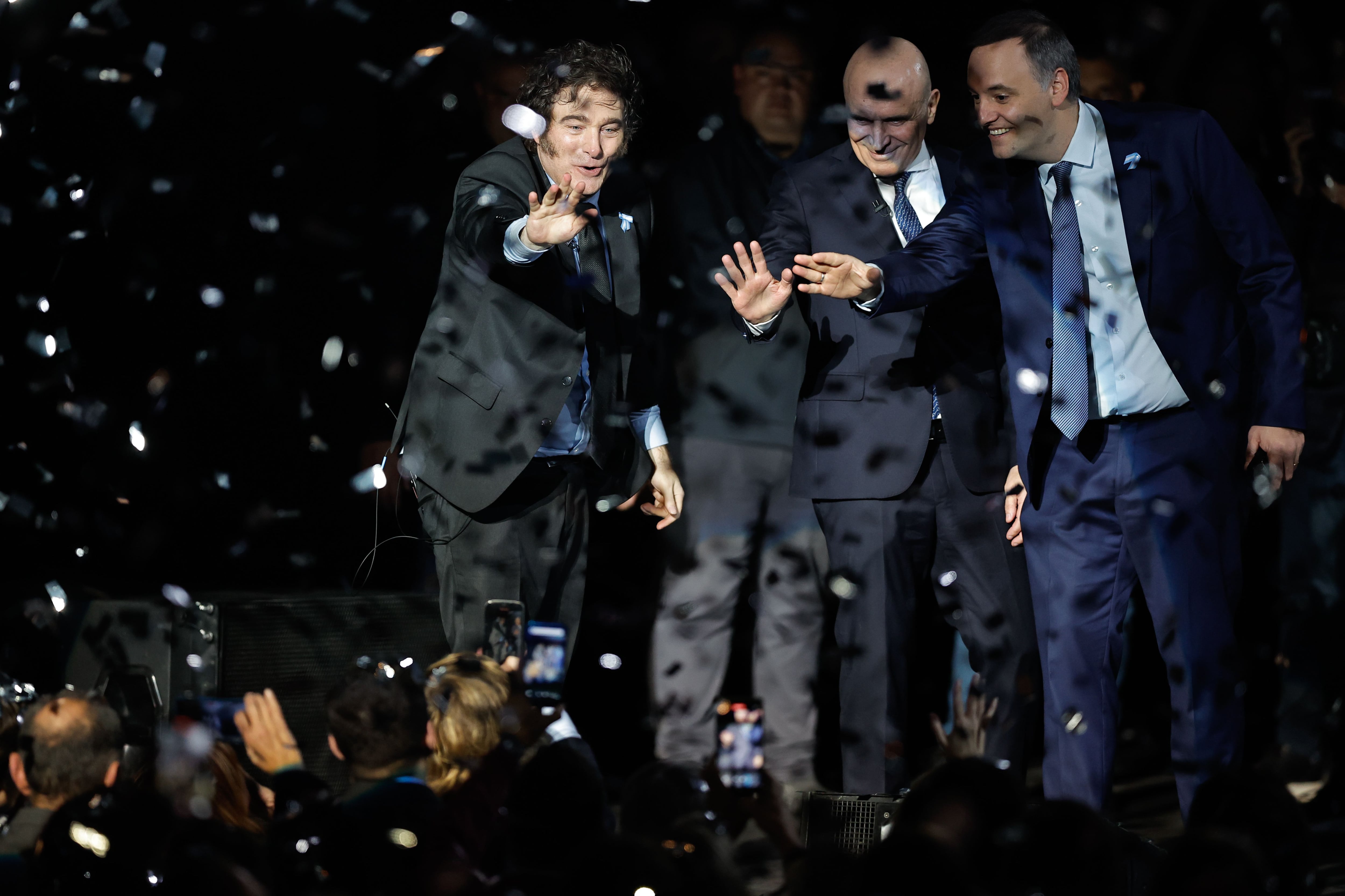 El presidente de Argentina, Javier Milei (i), saluda junto al diputado José Luis Espert (c) y al vocero presidencial Manuel Adorni durante el lanzamiento de su libro 'Capitalismo, socialismo y la trampa neoclásica' este miércoles, en el estadio Luna Park en Buenos Aires (Argentina). EFE/ Juan Ignacio Roncoroni
