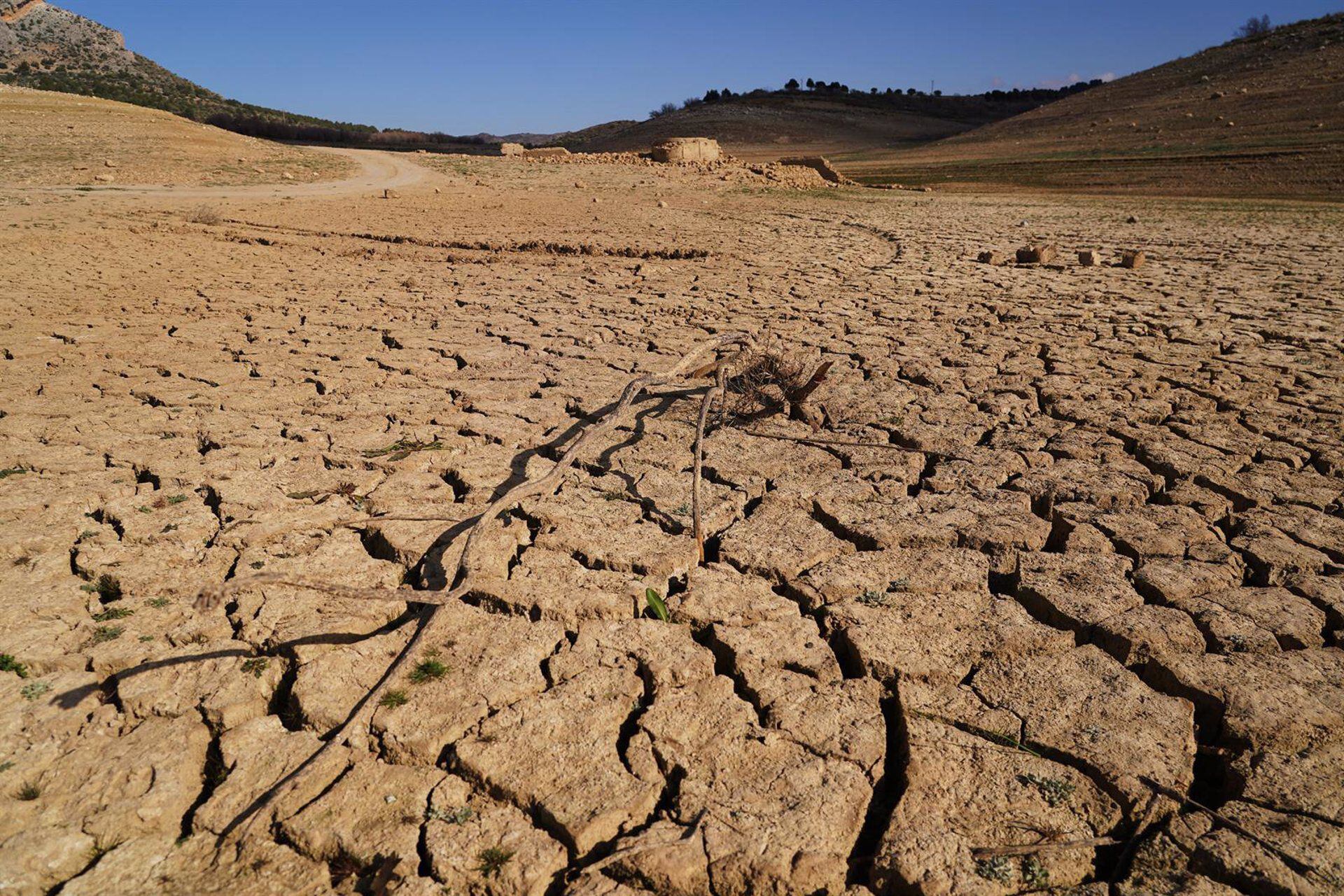 Los restos del antiguo pueblo de Peñarubia han quedado al descubierto por la ausencia de agua en el embalse de Guadalteba, Málaga, a causa de la sequía. (Álex Zea - Europa Press)
