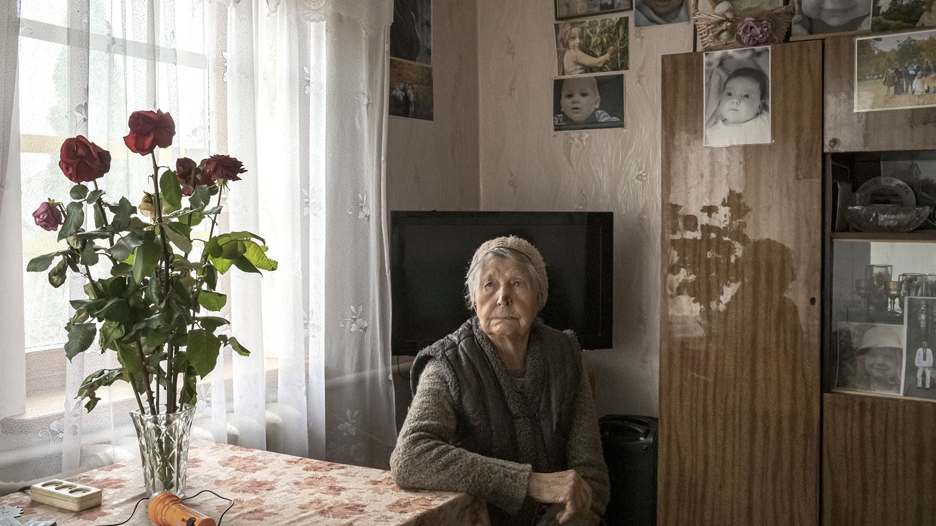 Lidiya Pechenizka, de 92 años, ha vivido en Staryi Saltiv toda su vida. La guerra ha vuelto al pueblo (Mauricio Lima/ The New York Times)